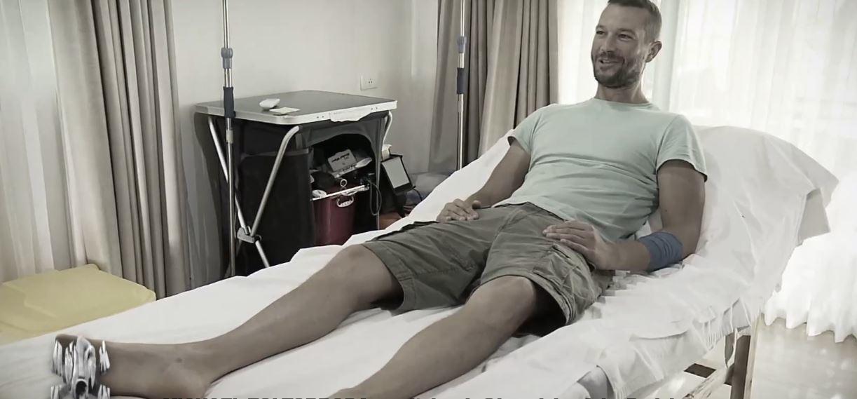 Jean Philippe sur son lit d'hôpital aux Philippines. Les analyses de sang ont révélé qu'il souffrait du béribéri, une carence en vitamine B1.  (Capture d'écran). TF1