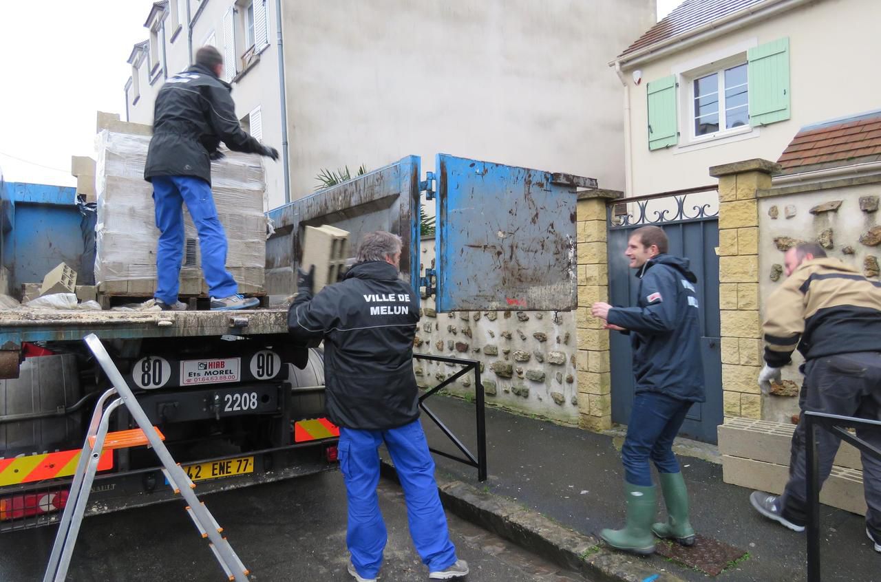 <b></b> Melun, 25 janvier. Les services techniques de la ville distribuent des parpaings à la demande de résidants de la rue Camille Flammarion tandis qu’une cellule de crise pour le relogement a ouvert à l’Espace Saint-Jean.