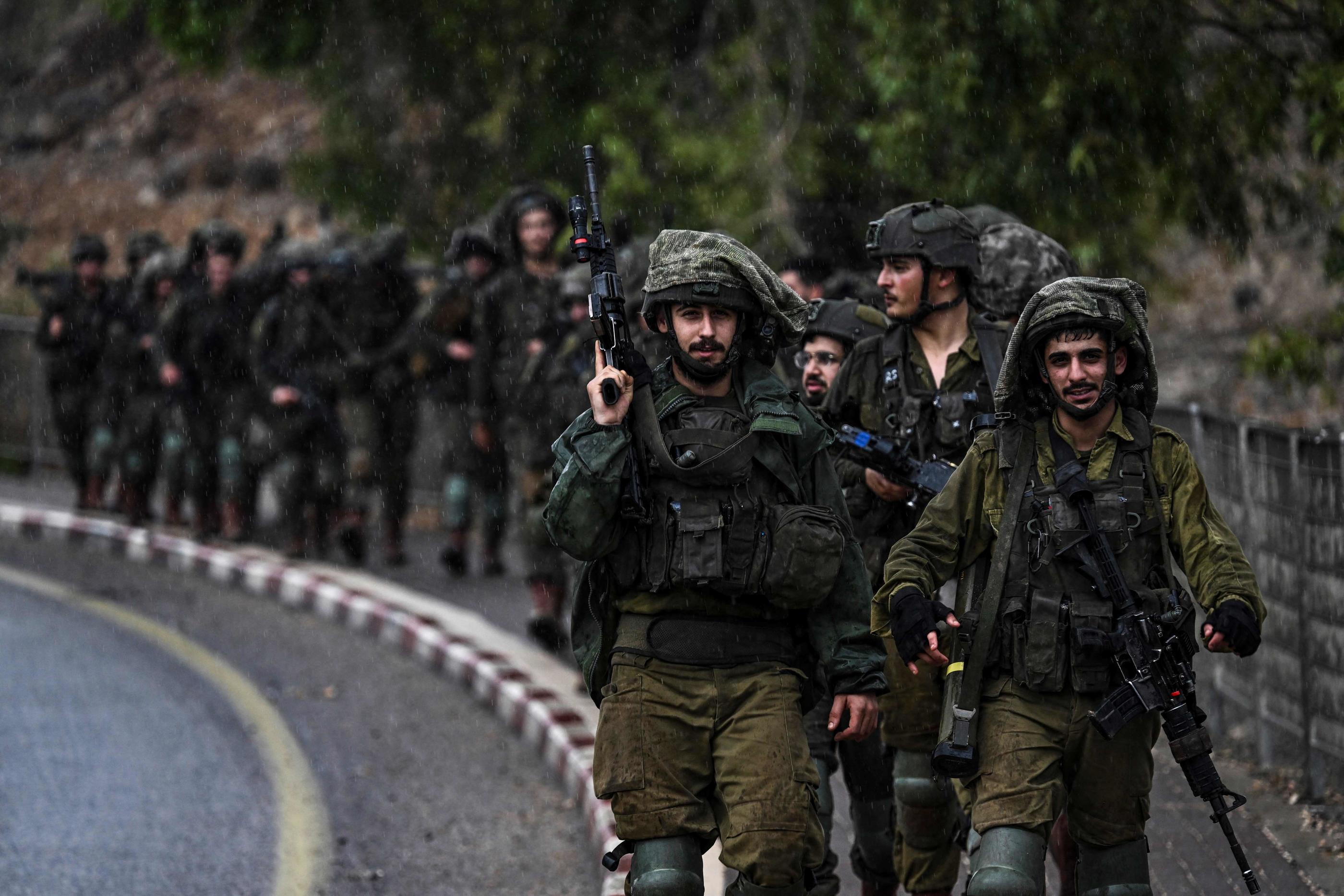 Des soldats de l'armée israélienne patrouillent dans une zone non divulguée du nord d'Israël, à la frontière du Liban, le 15 octobre 2023, après des échanges de tirs meurtriers entre le Hezbollah et Tsahal. AFP/Aris Messinis