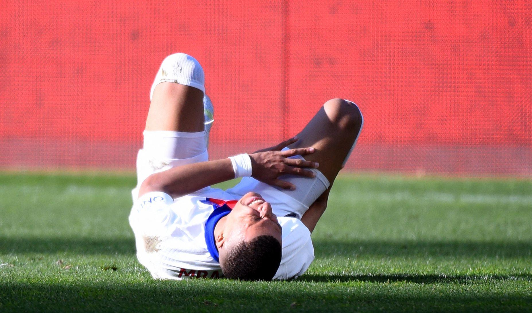 Kylian Mbappé est resté au sol après un choc genou contre genou.