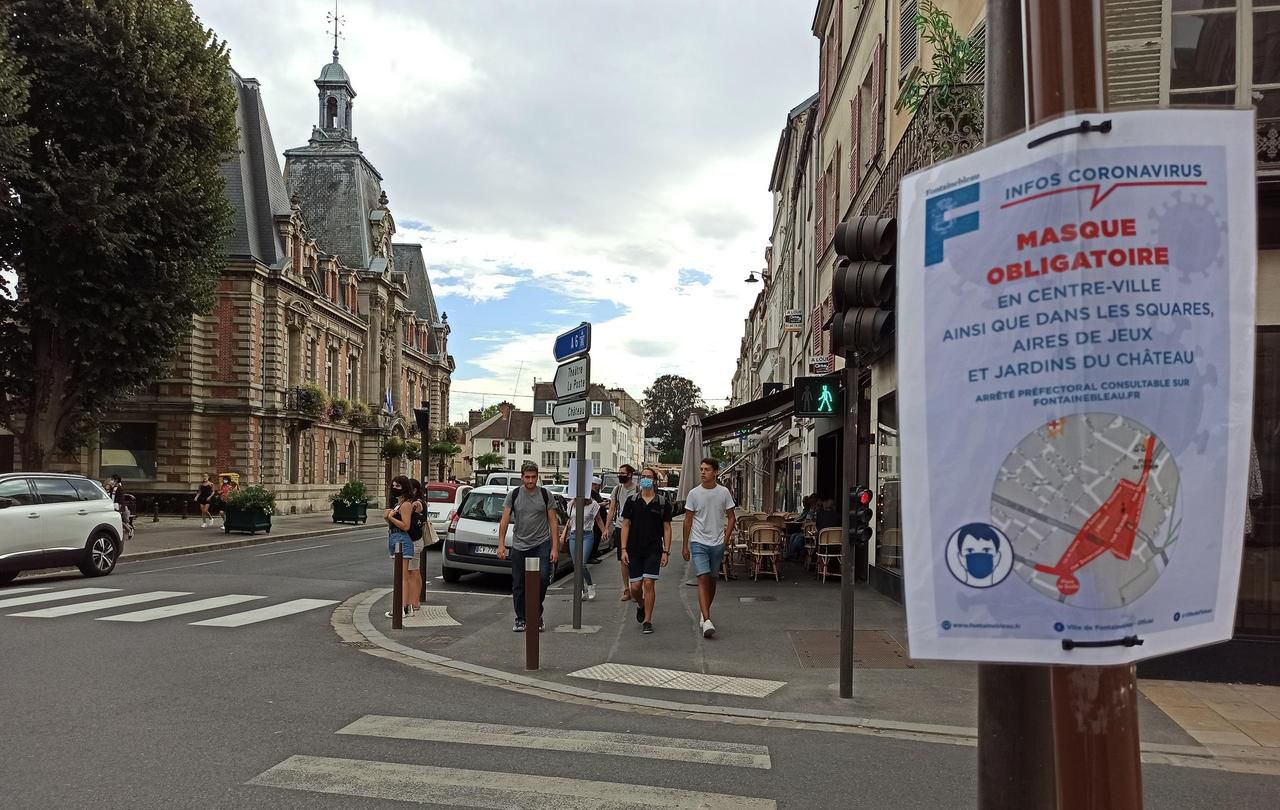 <b></b> Fontainebleau, jeudi. Des panneaux rappellent la nouvelle obligation pour circuler dans le centre-ville. Mais la majorité des passants ne font pas attention à cette signalisation. 