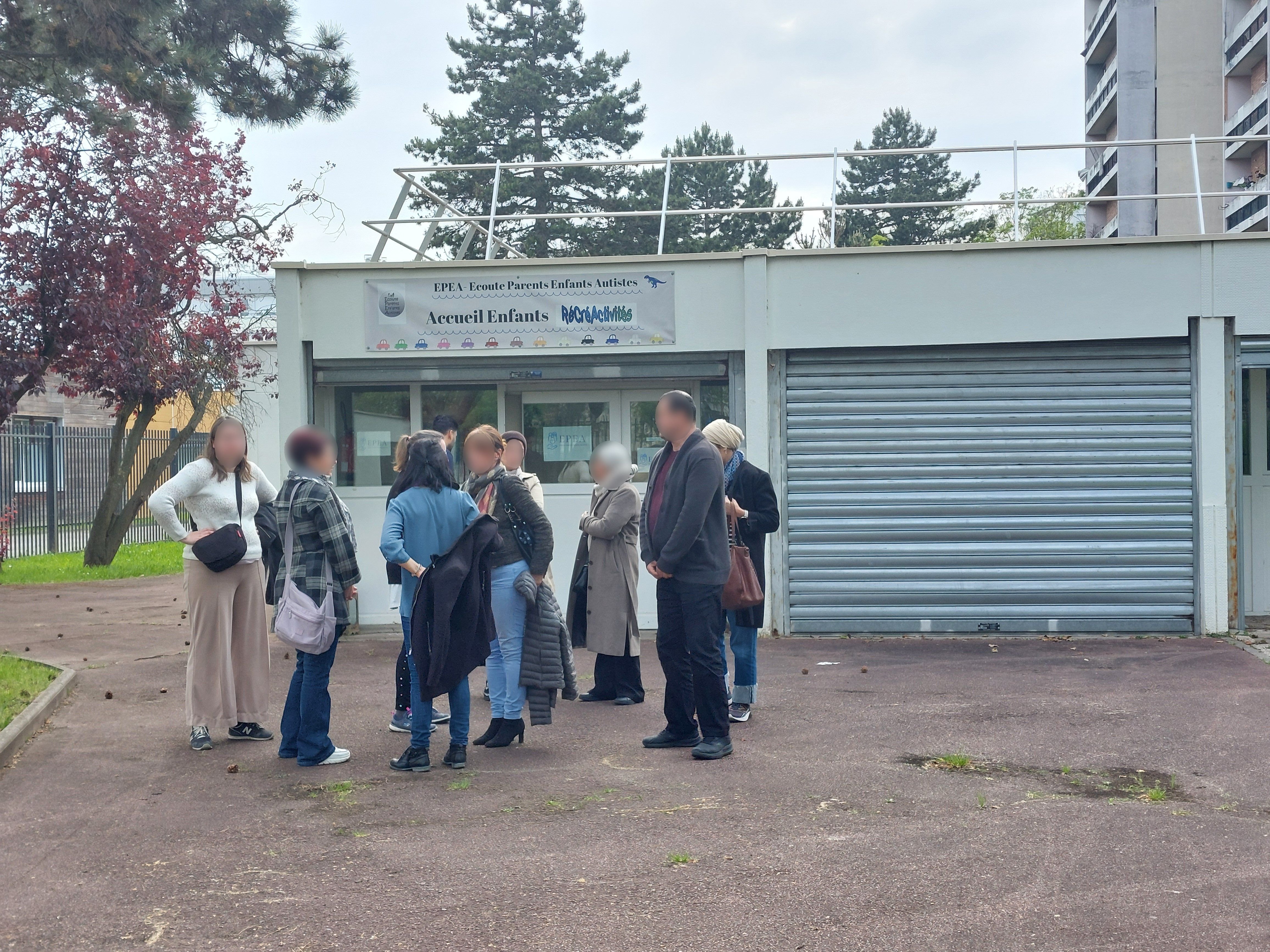 Argenteuil, mardi 7 mai 2024. Les membres d'Écoute parents enfants autistes (EPEA) et leurs soutiens avaient rendez-vous pour évoquer la situation de l'association, qui s'apprête à perdre ses locaux. LP/T.C.