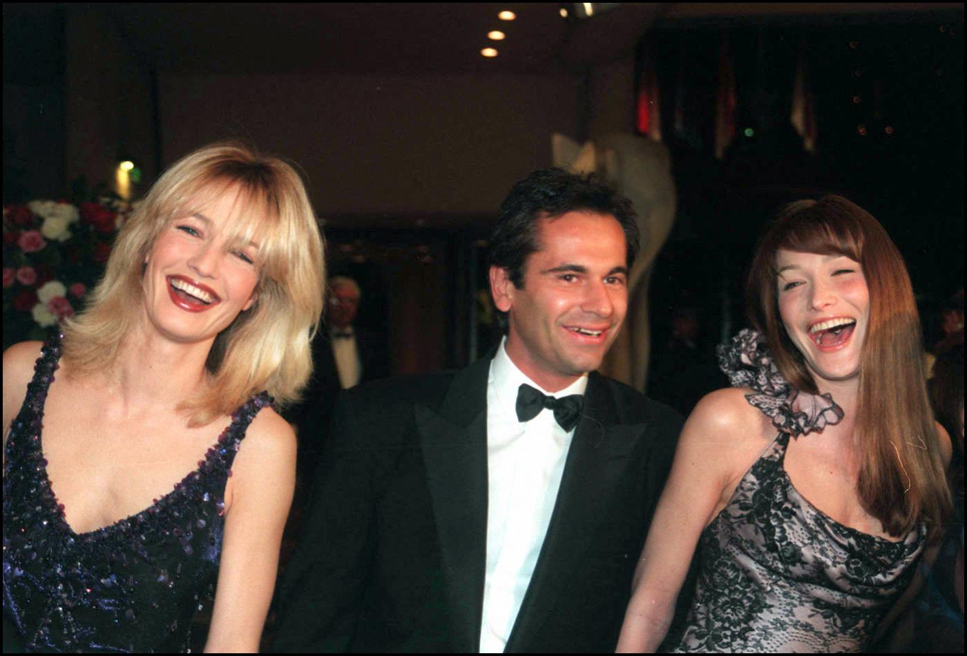 Karen Mulder (à gauche), Jean-Yves Le Fur (au centre) et Carla Bruni (à droite) lors du traditionnel "Bal de la rose" à Monaco, le 15 mars 1997. AFP/ALAIN FULCONIS