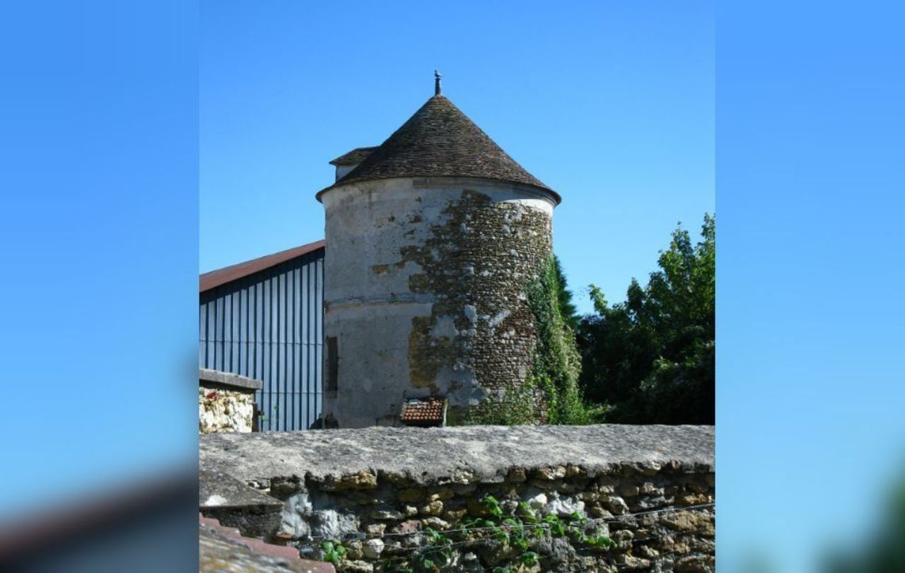 <b></b> Ces 12 000 euros vont notamment permettre de mettre hors d’eau et hors d’air ce dernier vestige du « château » de Périgny-le-Grand. 