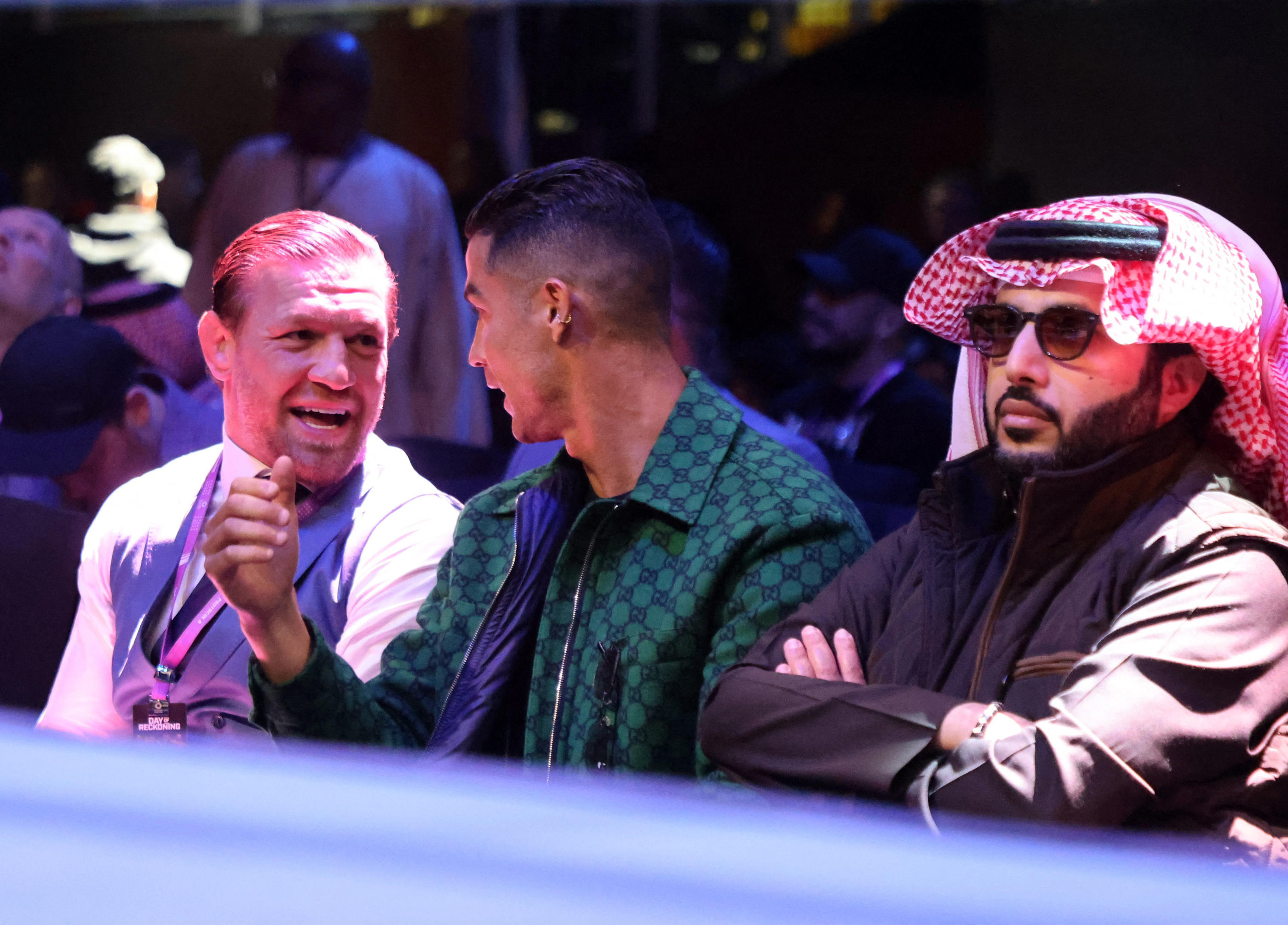 Cristiano Ronaldo (au centre) et Conor McGregor (à gauche) ont échangé en marge de la soirée de boxe organisée à Riyad samedi. REUTERS/Ahmed Yosri