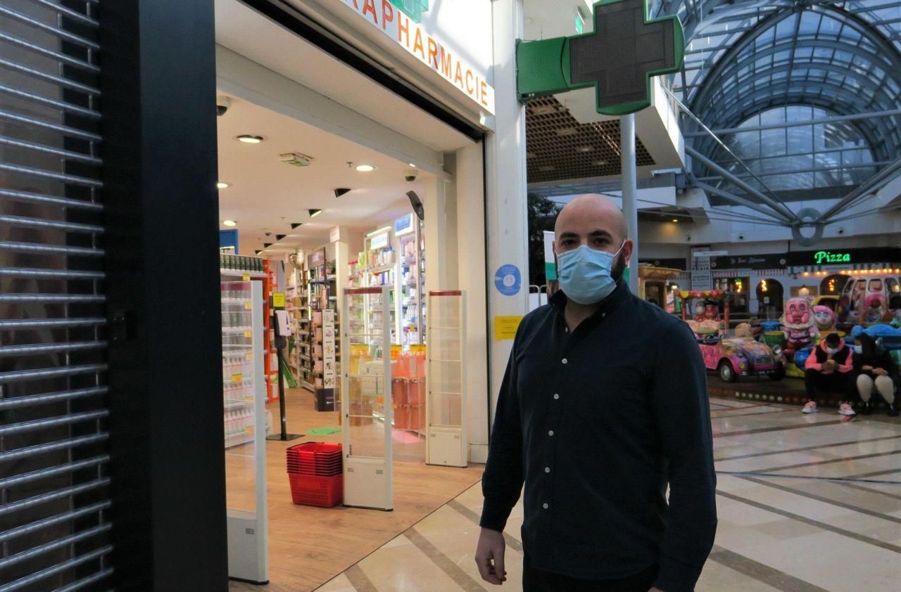 <b></b> Noisy-le-Grand, ce samedi matin. Michael Angel, pharmacien, est le seul commerce encore ouvert dans le centre commercial régional des Arcades, avec la boulangerie Paul et le Carrefour.