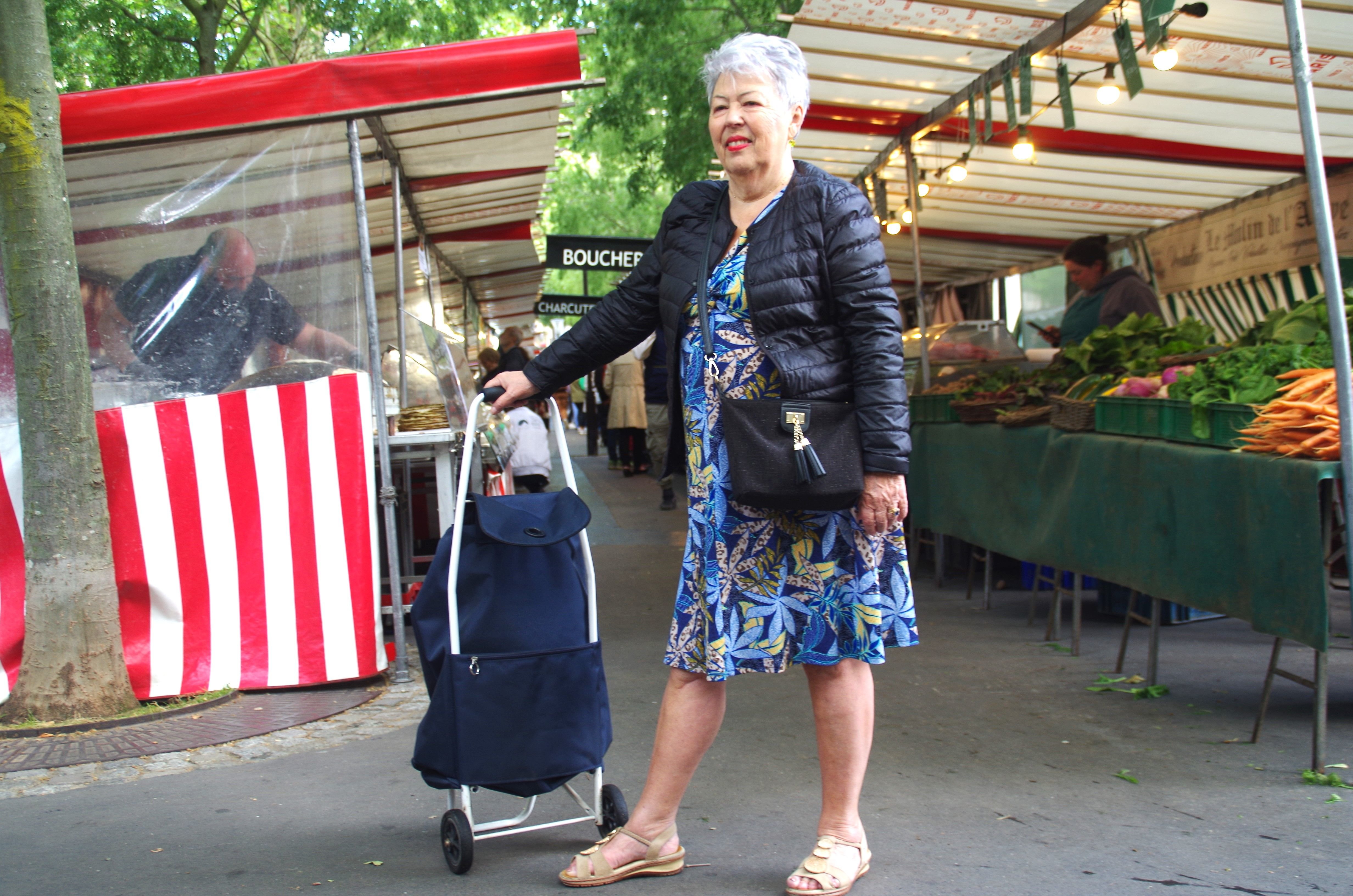 Paris (XVIe), ce mardi. Élisabeth n’a pas encore franchi le pas d’un vote vers les extrêmes : «Il y a encore chez eux une forme de radicalité qui me fait peur.» LP/Alexis Bisson