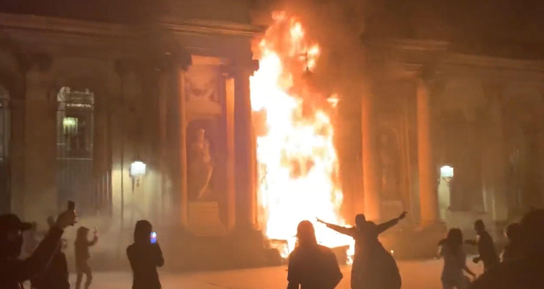 Durant la manifestation contre la réforme des retraites du jeudi 23 mars 2023, la porte de la mairie de Bordeaux a pris feu. Capture vidéo twitter