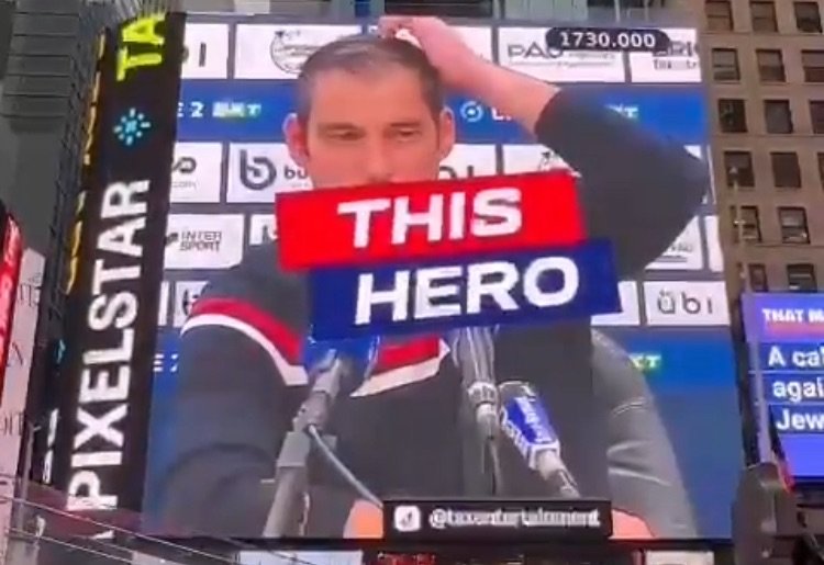 L’entraîneur du SM Caen Nicolas Seube sur un écrant  géant de Times Square à New York : un sacré coup des supporters de We are Maherbe ! (Capture d'écran)