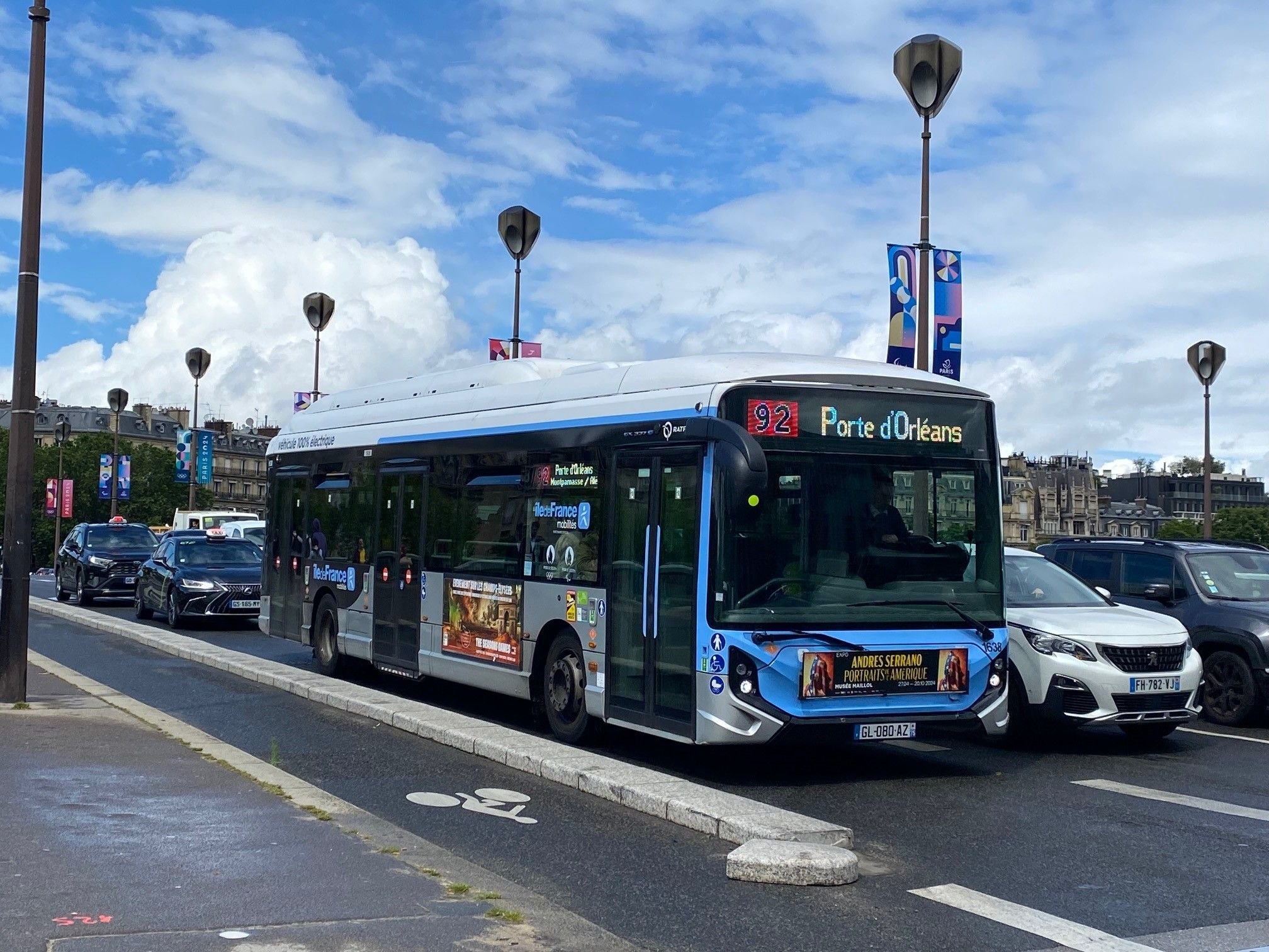 Paris, le 10 juin. La ligne de bus 92 ne fait pas partie des 16 lignes «centrales» déjà modifiées. Mais ses bus, souvent bloqués sur le pont de l'Alma, devront changer d'itinéraire très prochainement. LP/Benoît Hasse