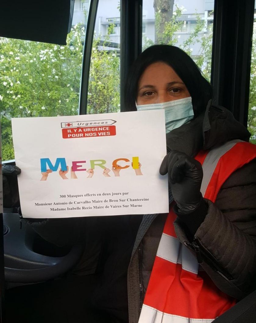 <b></b> Chelles, mercredi 8 avril 2020. Les conducteurs de bus de la Société de transport du bassin chellois (STBC) remercient les maires de Brou-sur-Chantereine et de Vaires-sur-Marne pour leurs dons de masques de protection.