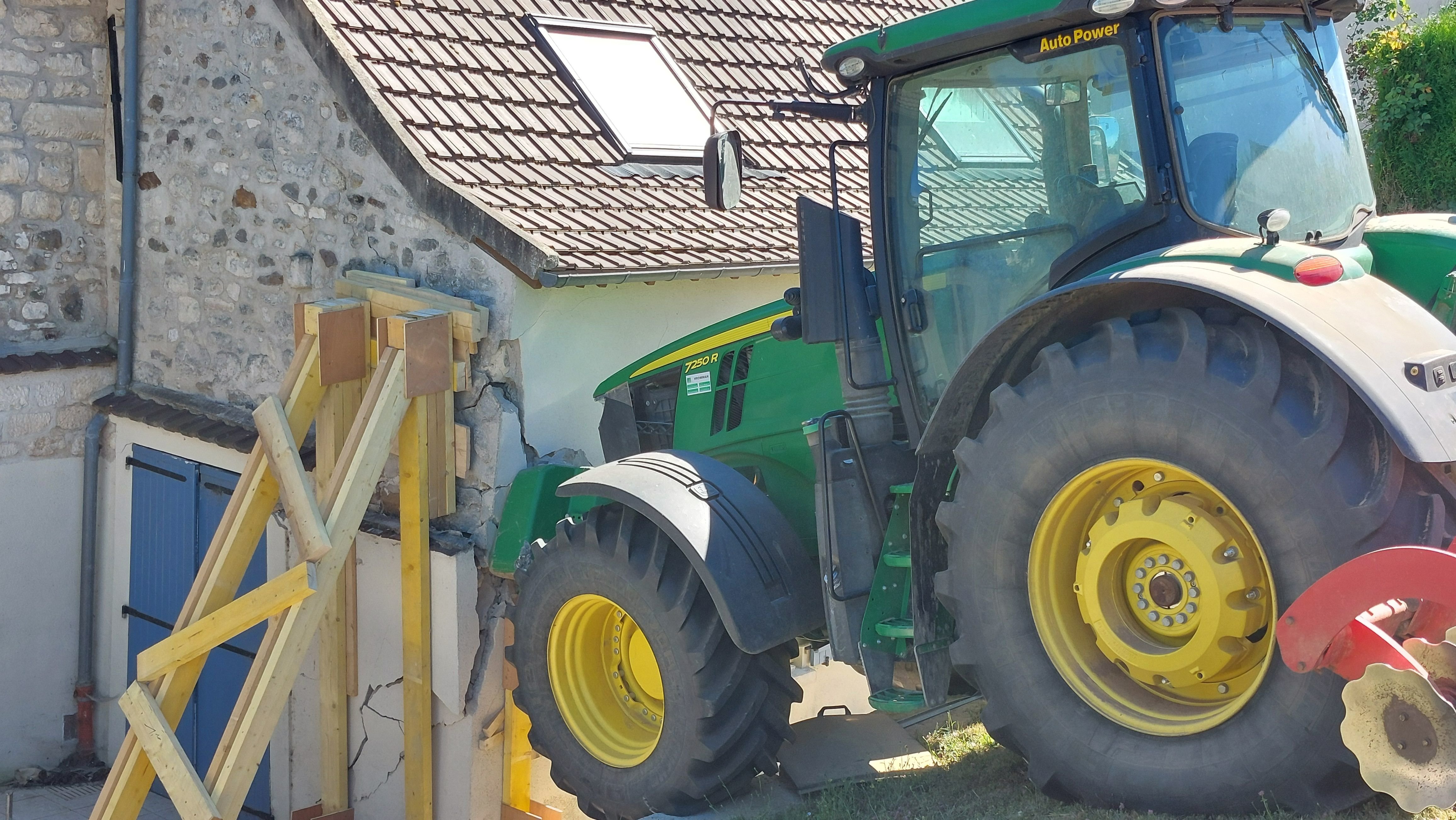 Hérouville-en-Vexin, jeudi 15 août. Un tracteur a dévalé un champ et terminé sa course dans la façade arrière d'une maison du village. L'accident serait la conséquence d'une avarie mécanique. LP/Aurélie Foulon