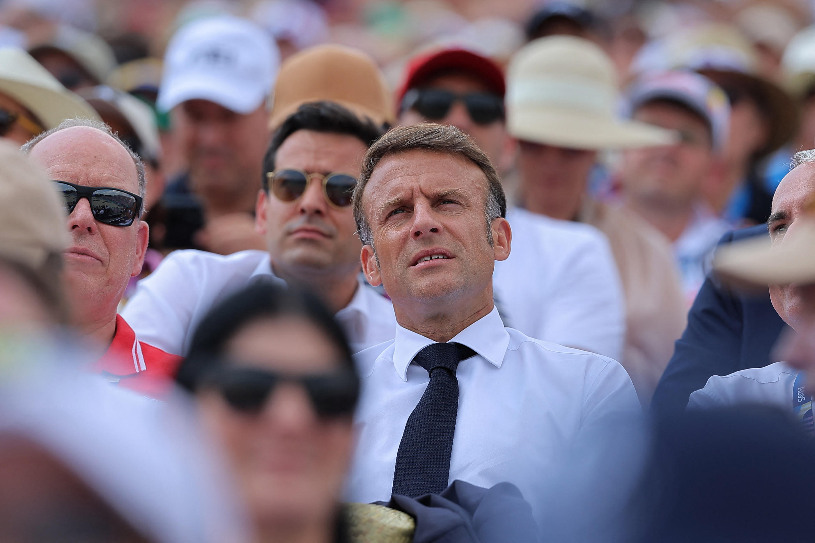 Emmanuel Macron est présent dans les tribunes à Versailles, ce vendredi. REUTERS/Zohra Bensemra