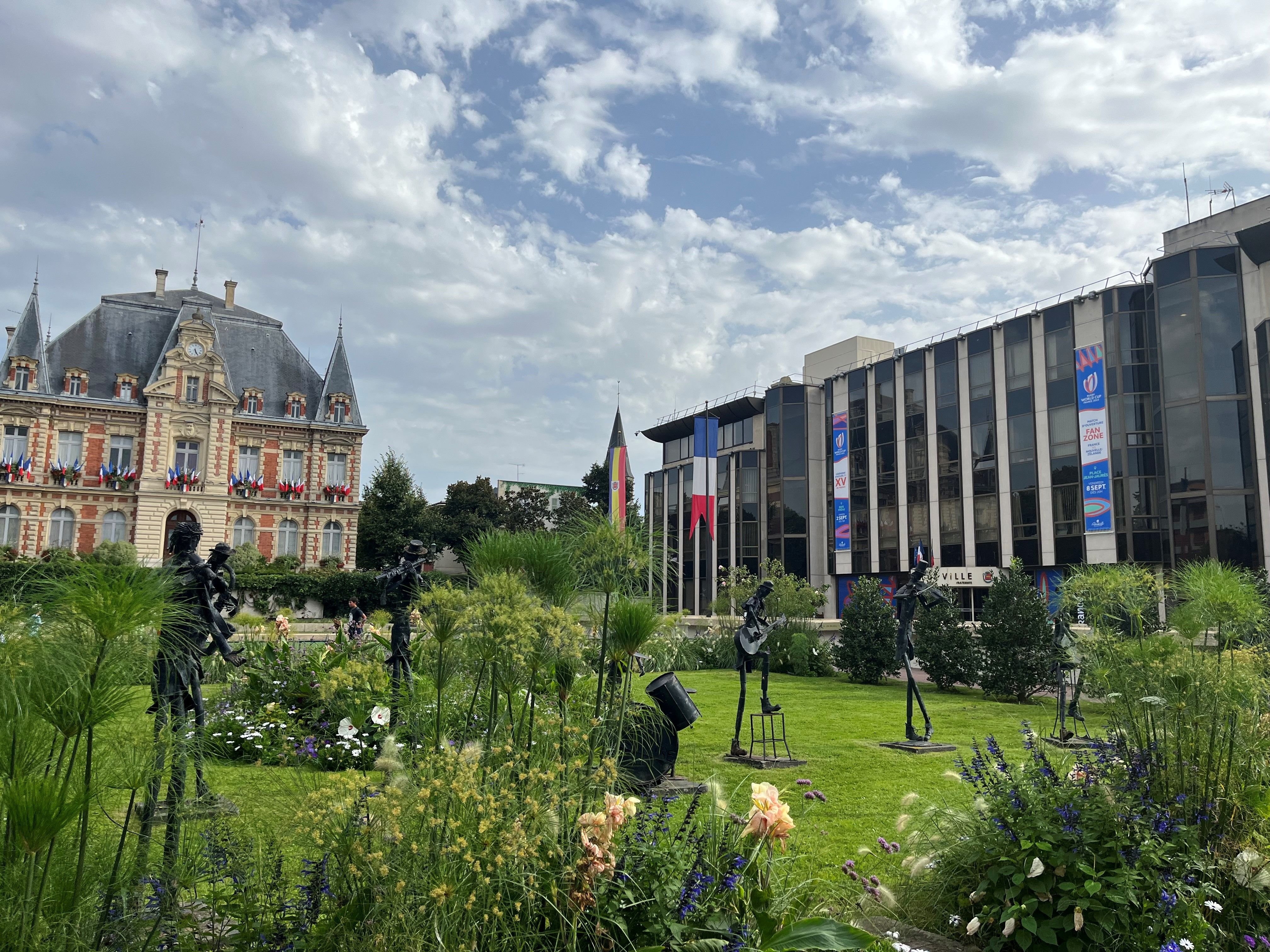 Rueil-Malmaison (Hauts-de-Seine), le 23 août. Le centre-ville porte déjà les couleurs de la Coupe du monde de rugby. De nombreuses animations sont prévues dans la commune durant les deux mois de compétition. LP/Arthur Picard