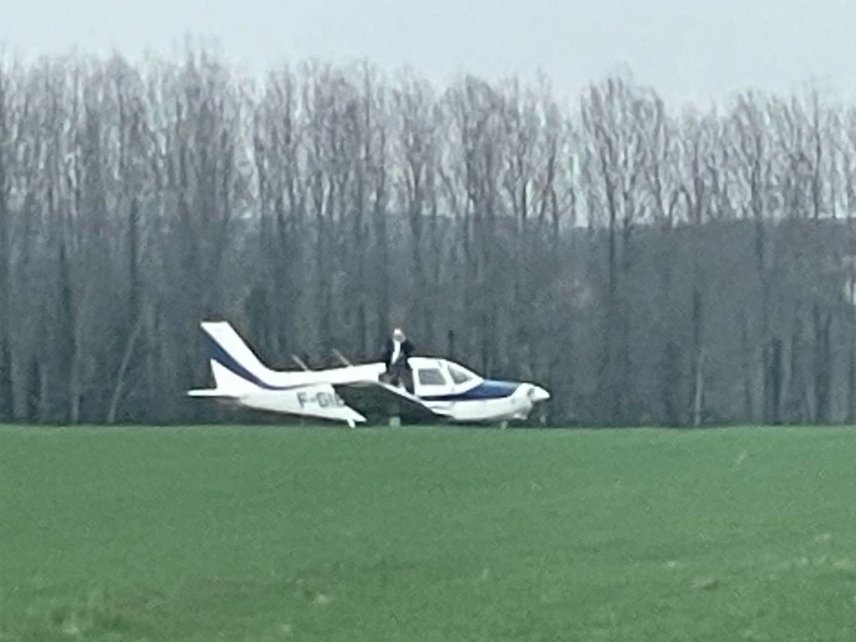 Nanteuil-lès-Meaux, ce mercredi. Privé de moteur après le décollage, le pilote de ce Piper PA28 Cadet est parvenu à se poser en urgence dans un champ. L'homme et son appareil sont indemnes. DR