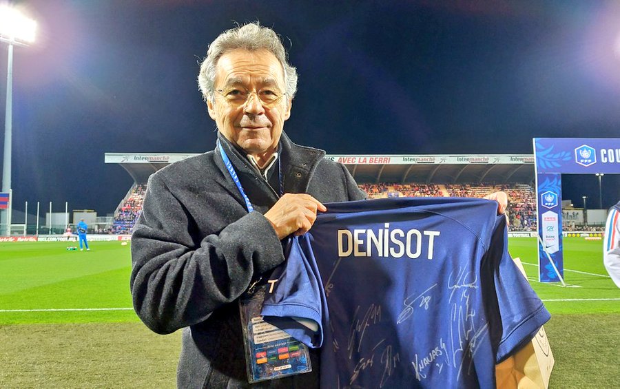 Michel Denisot montre le maillot offert par le PSG avant le 32e de finale de Coupe de France Photo LP/David Opoczynski
