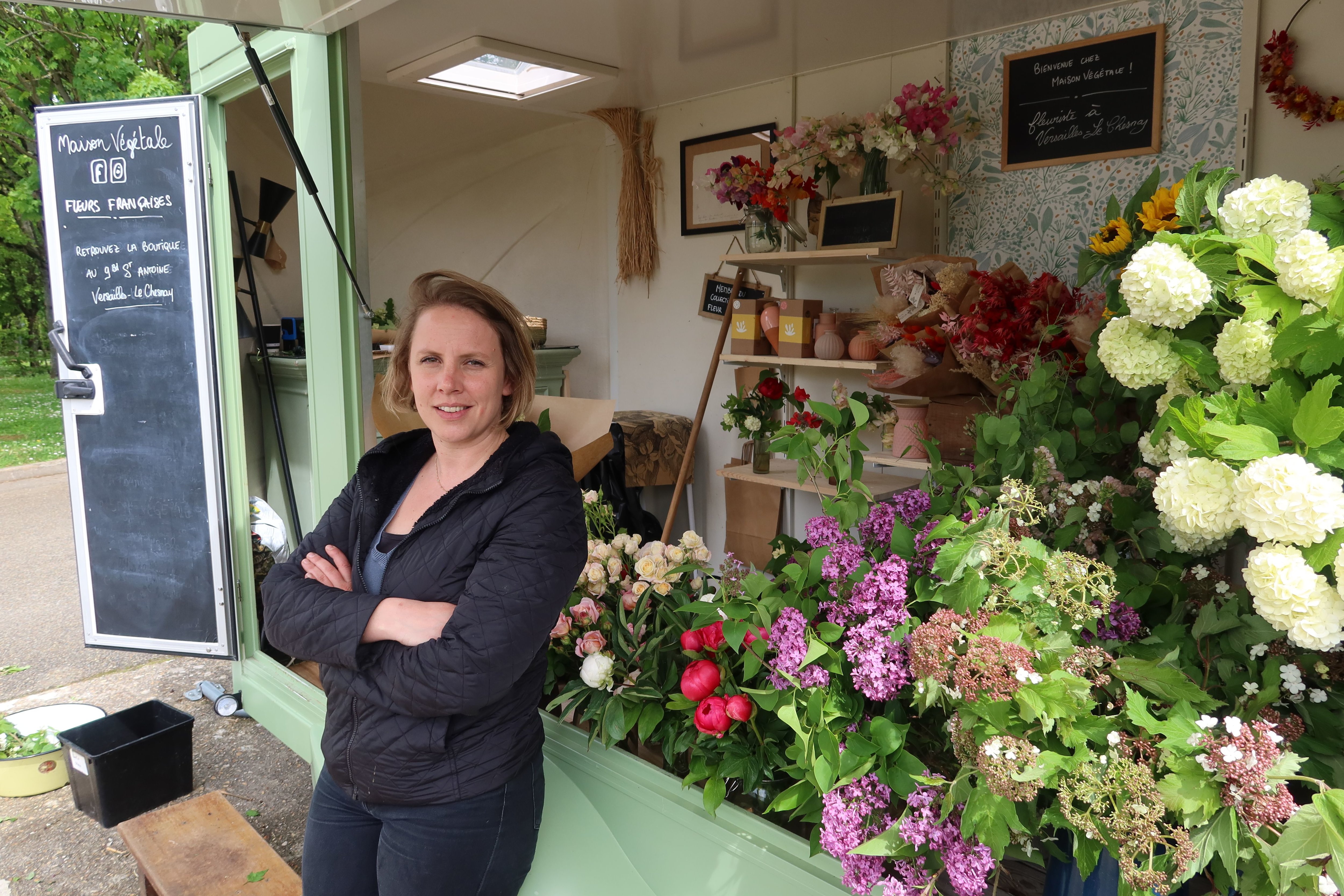 Guyancourt, samedi. Depuis son camion, Gaëlle Sery vend des fleurs 100% françaises. LP/Mehdi Gherdane