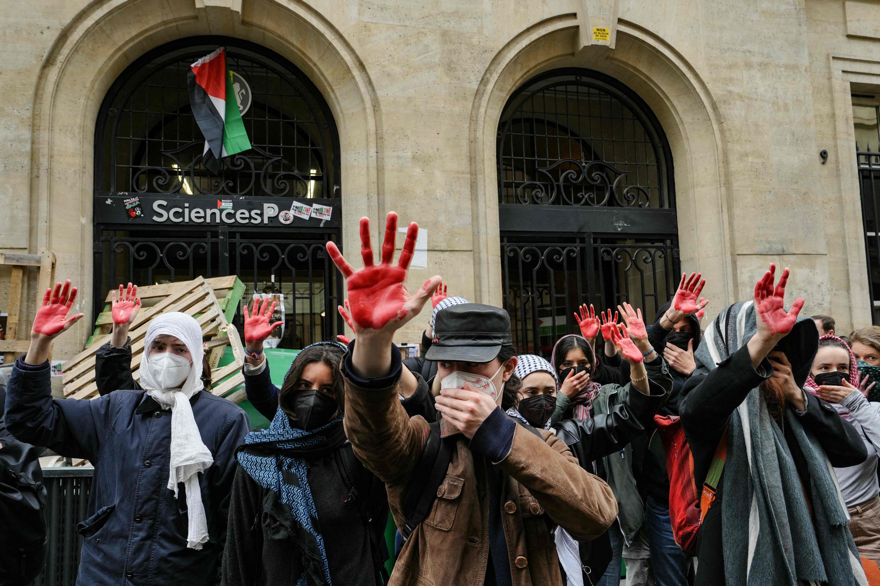 Des manifestants le 26 avril 2024 devant Sciences-po à Paris. AFP/Dimitar DILKOFF
