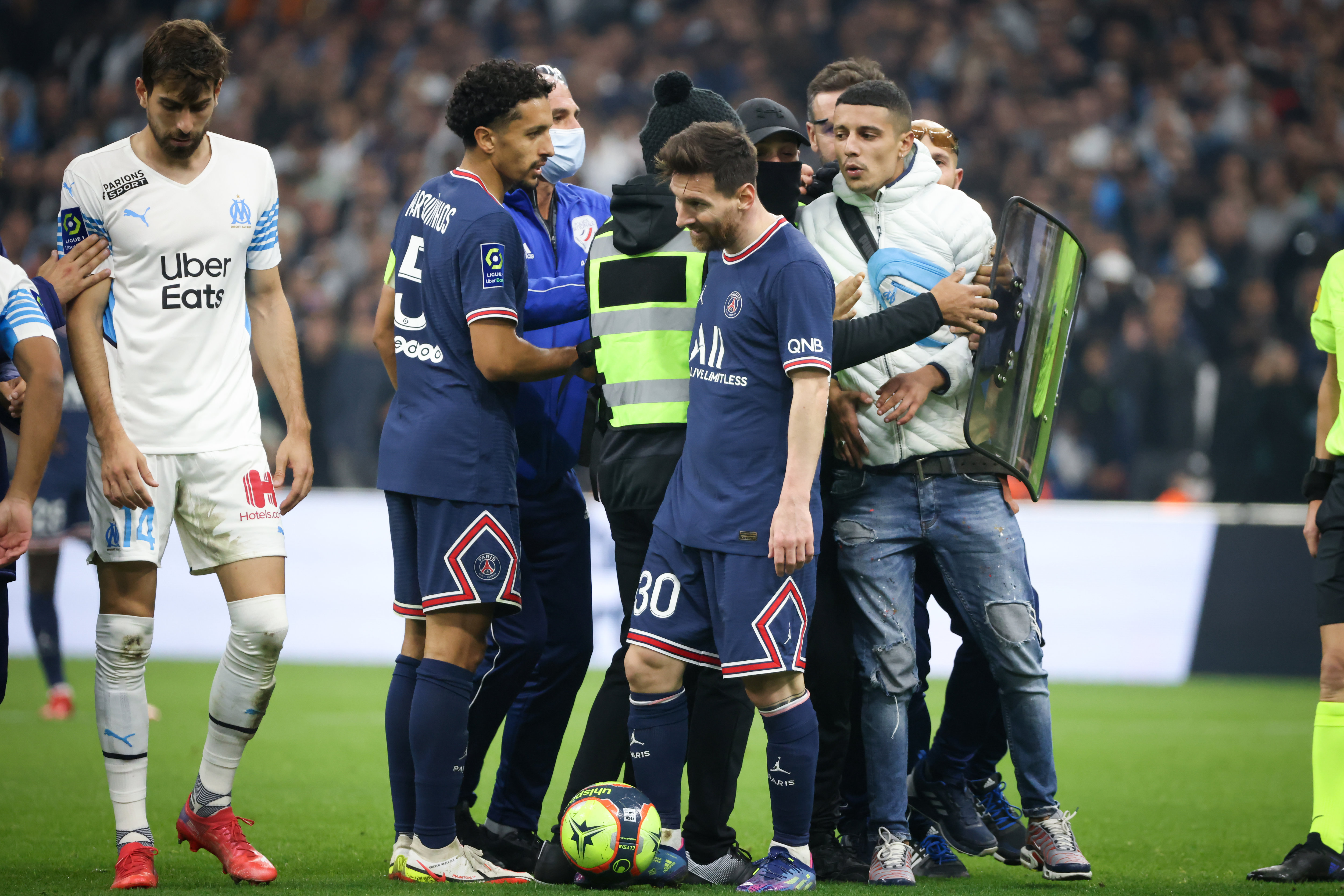 Des stadiers blessés dans le cadre de Saint-Étienne - PSG - L'Équipe