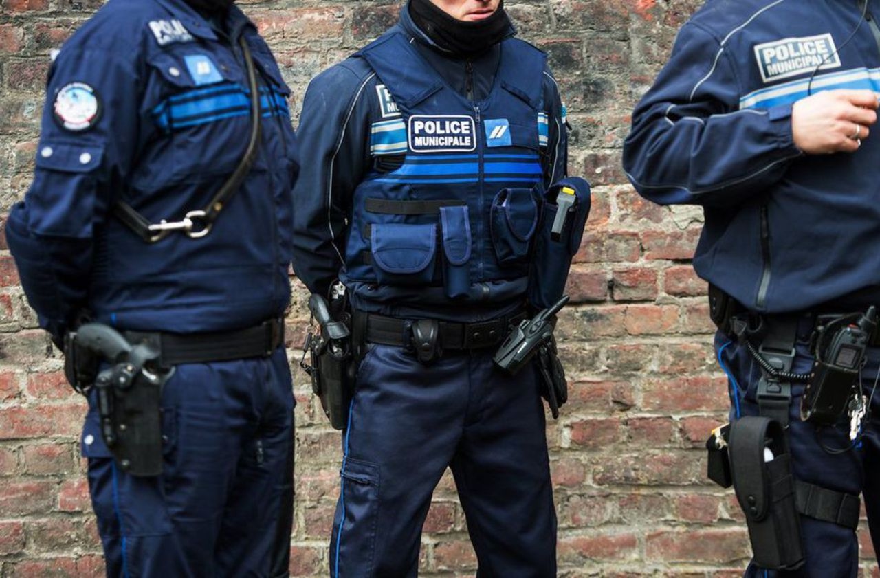 Колпак спецслужб 6 букв. Policier. Policemen equipped for Riot.