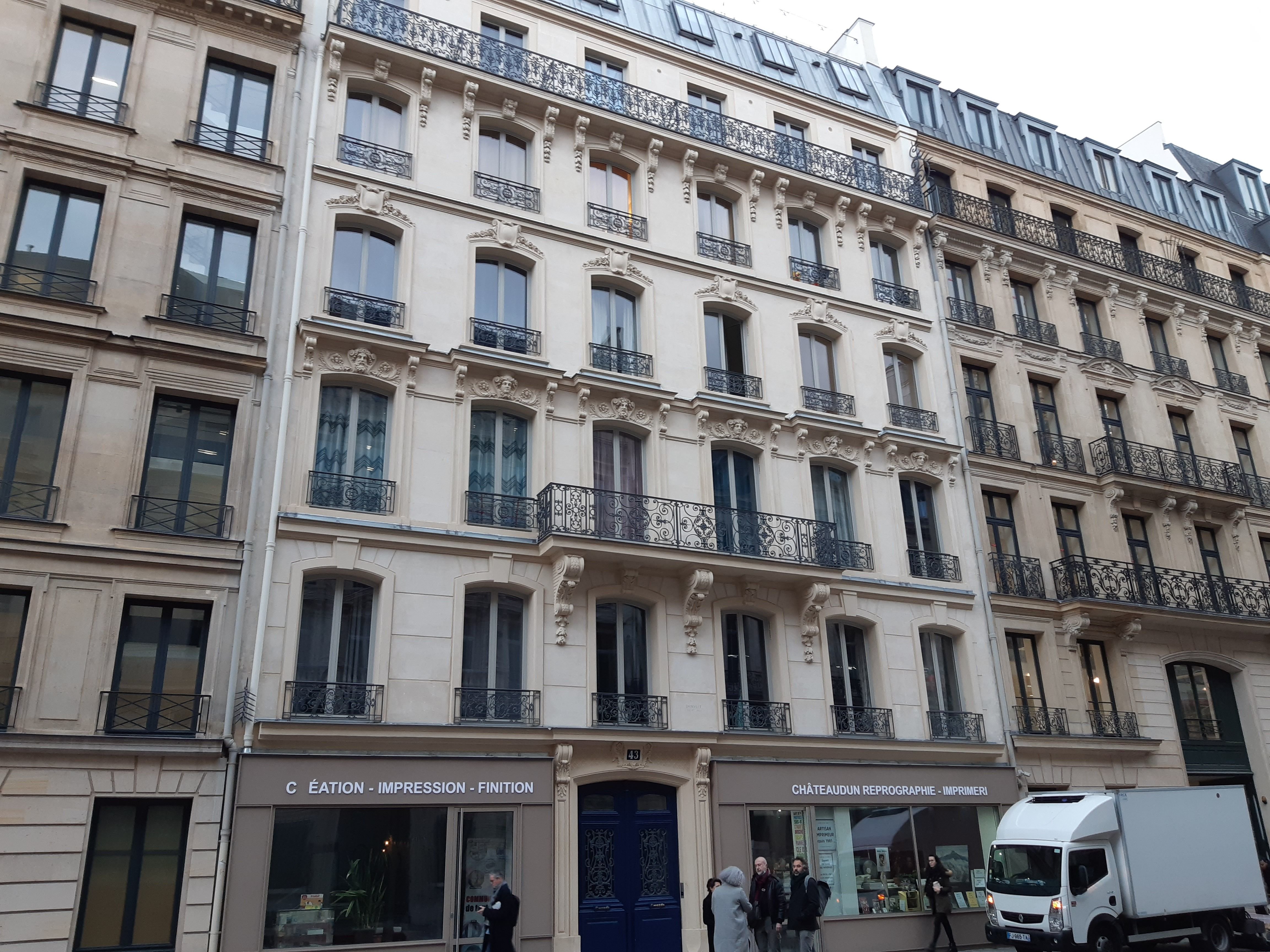 Au 43 rue de Châteaudun (IXe), cet immeuble construit en 1864 a un temps accueilli des bureaux avant d'être rénové pour retrouver son usage d'habitation. LP/ Philippe Baverel
