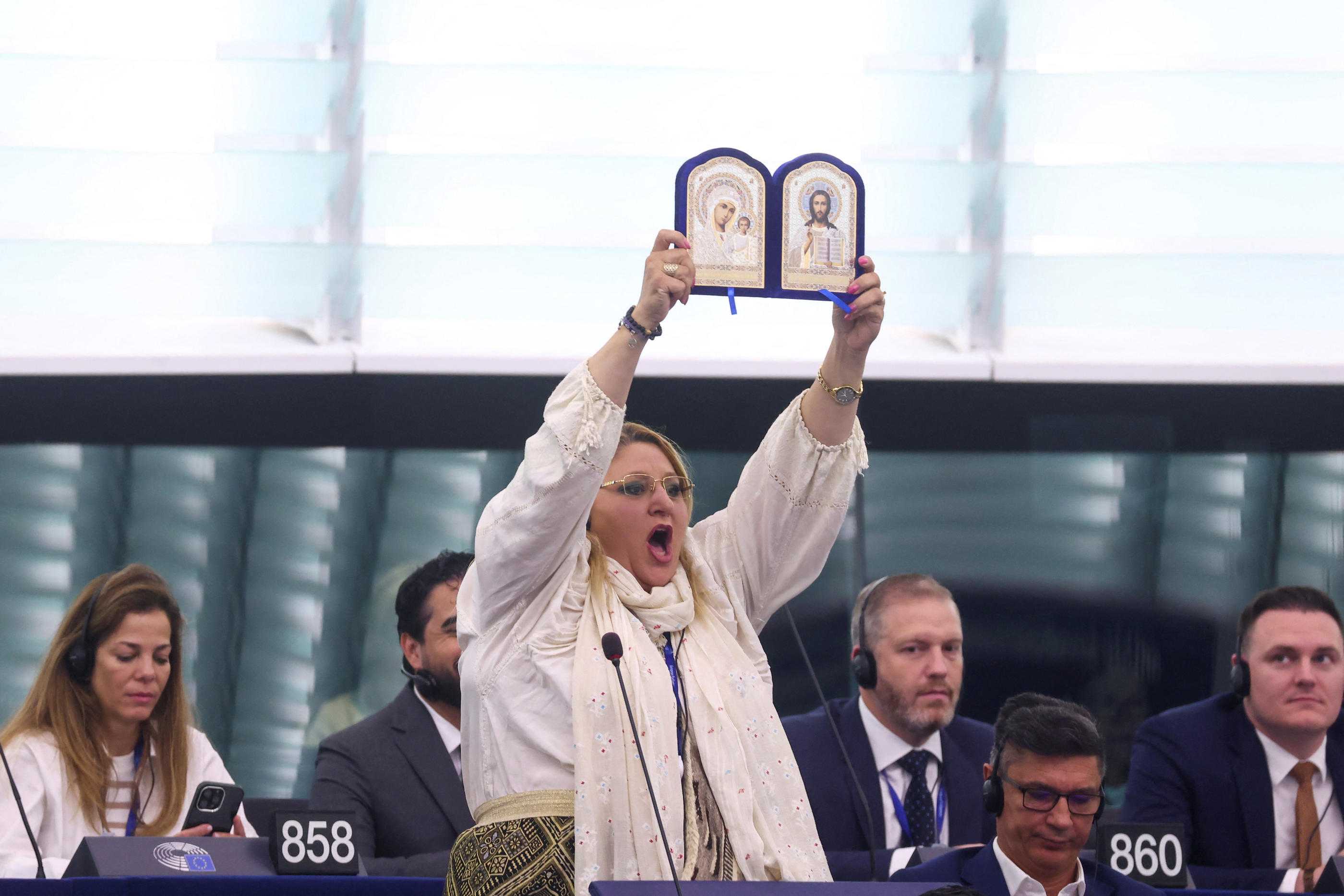 L'eurodéputée roumaine d'extrême-droite Diana Iovanovici-Sosoaca brandissant une icône religieuse au Parlement européen ce jeudi. Reuters/Johanna Geron