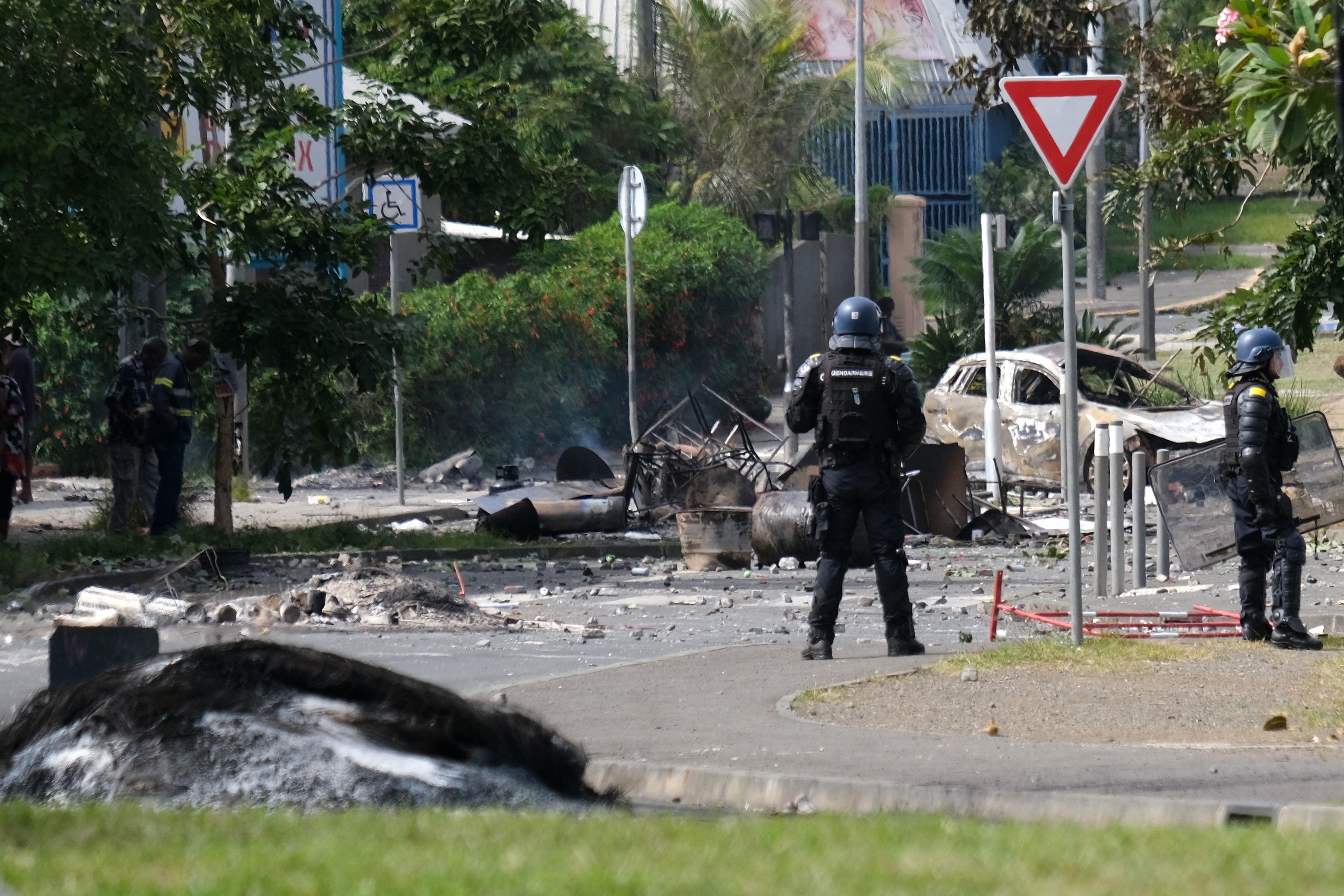 Des gendarmes français gardent l’entrée du quartier de la Vallée-du-Tir, à Nouméa, en Nouvelle-Calédonie. Des affrontements d’une extrême violence ont éclaté dans la nuit de lundi à mardi. AFP/Theo Rouby