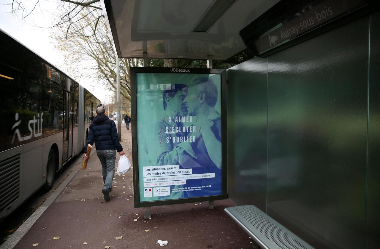 <b></b> Aulnay-sous-Bois, en 2016. Bruno Beschizza avait censuré une campagne nationale d’affichage contre le VIH, qui montrait deux hommes enlacés accompagnés de divers slogans. 