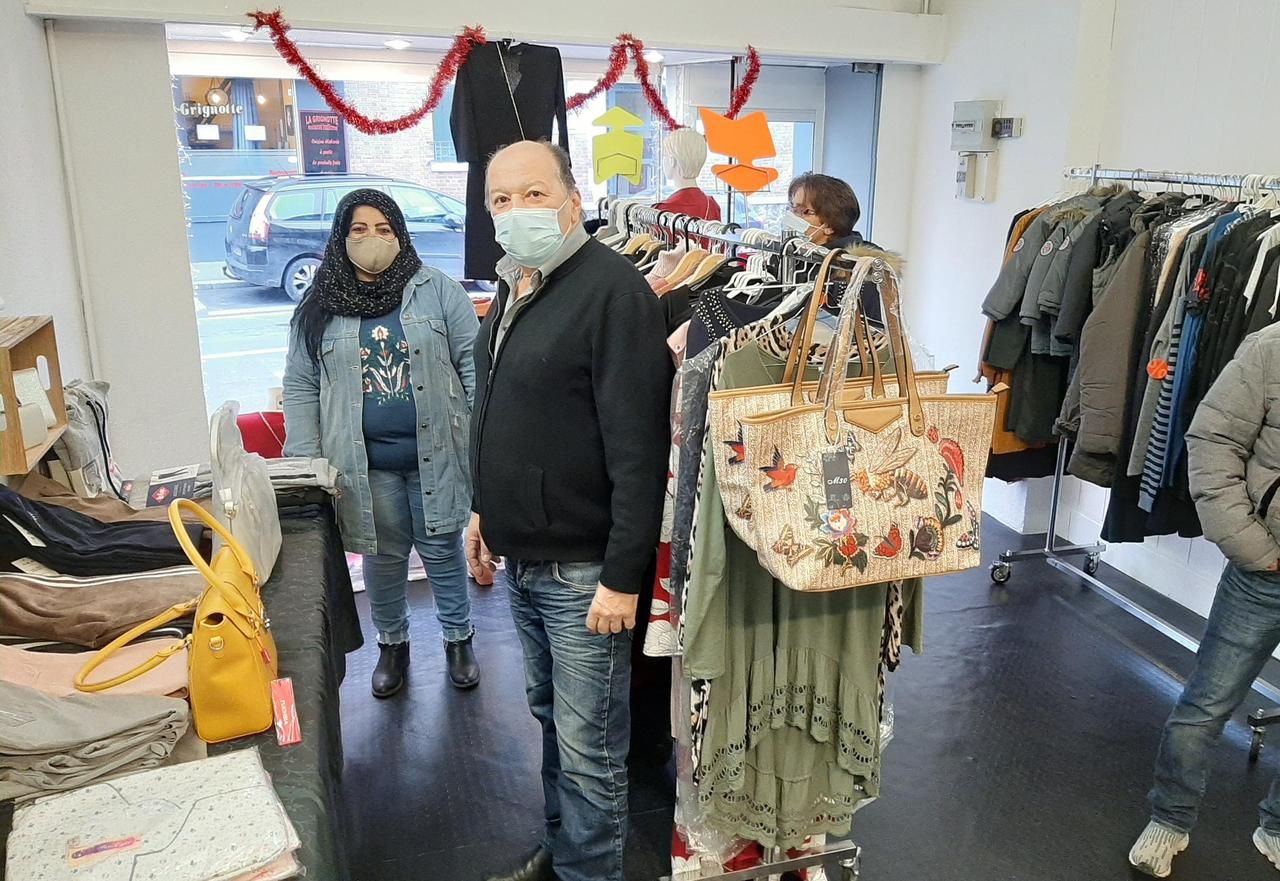 <b></b> Villeneuve-Saint-Georges, le 8 décembre. Pour 185 euros, Souad (à g.) peut vendre ses vêtements durant une semaine dans la première boutique éphémère de la ville, lancée par Jo Capella (au centre), président de l’Union des commerçants et artisans.