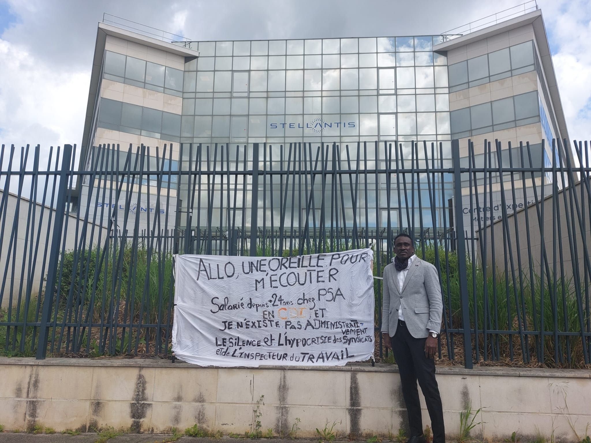 Poissy, fin mai 2023. Amadou Seck est venu protester devant le siège du groupe automobile après son licenciement qu'il juge abusif. LP/Stéphane Corby