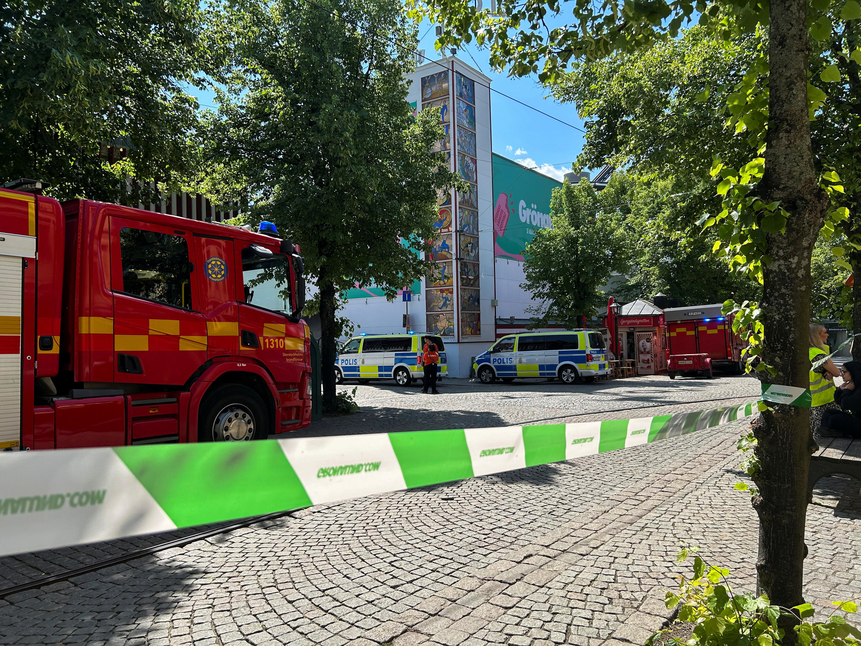 Les services d'urgence se rendent sur les lieux après un accident mortel survenu sur les montagnes russes Jetline au parc d'attractions Grona Lund à Stockholm, en Suède, ce 25 juin 2023. REUTERS/Marie Mannes