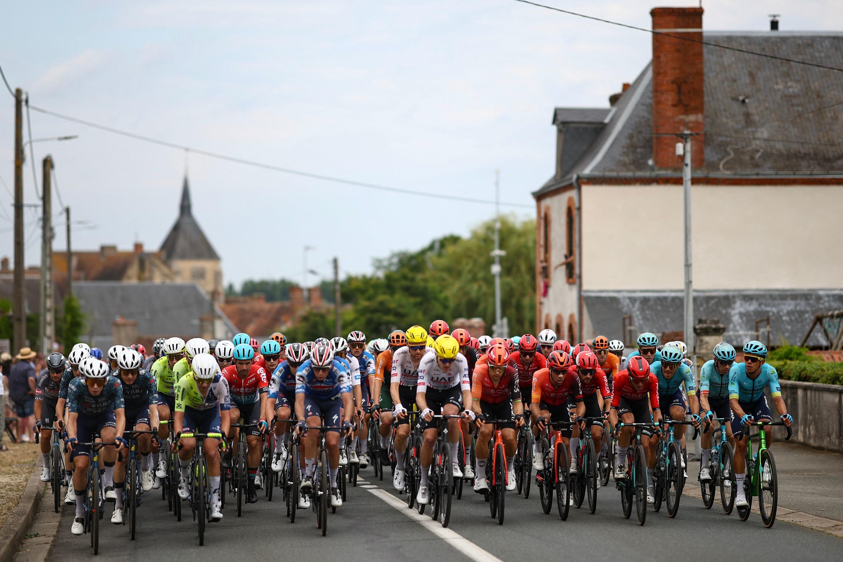 Le peloton s'élance, ce mercredi, du tout petit village d'Evaux-les-Bains dans la Creuse. AFP/Anne-Christine Poujoulat