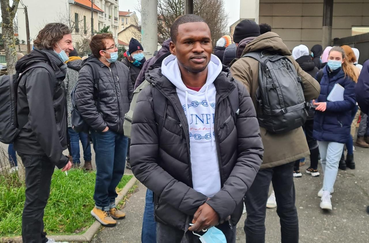 <b></b> Vitry-sur-Seine, ce mardi midi. Ibrahima Koné, devant le lycée Jean Macé, a reçu le soutien des étudiants, professeurs et élus pour qu’il reste en France.