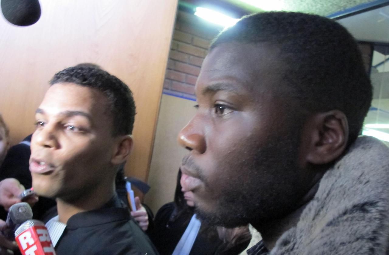 <b></b> Abdoulaye Fofana (à droite) avec son avocat Yassine Bouzrou après la condamnation de deux policiers ayant procédé à son interpellation en 2008.