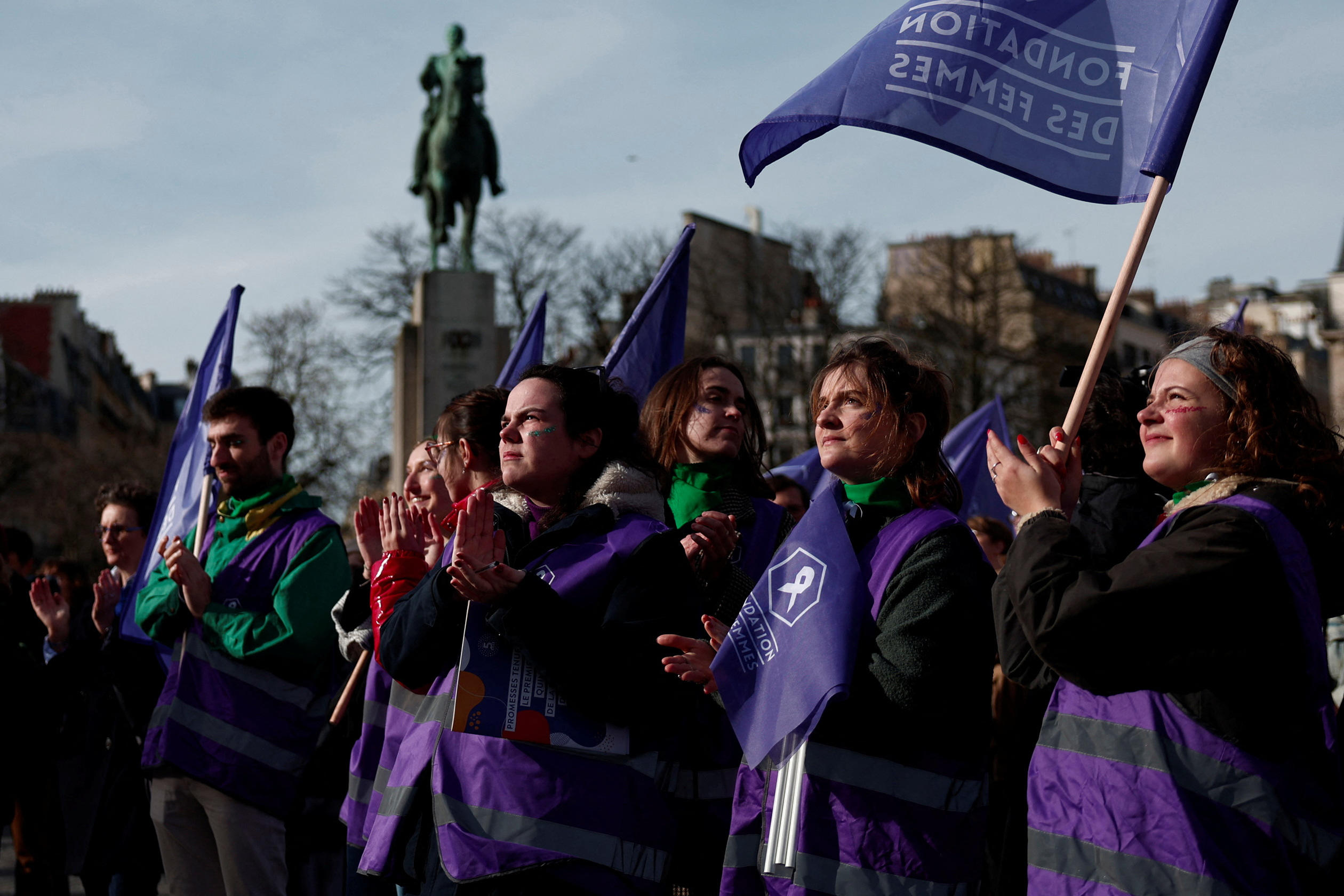 De nombreuses personnes étaient rassemblées ce lundi 4 mars sur la place du Trocadéro, à Paris, pour suivre en direct le vote la constitutionnalisation de l’IVG. Reuters/Gonzalo Fuentes