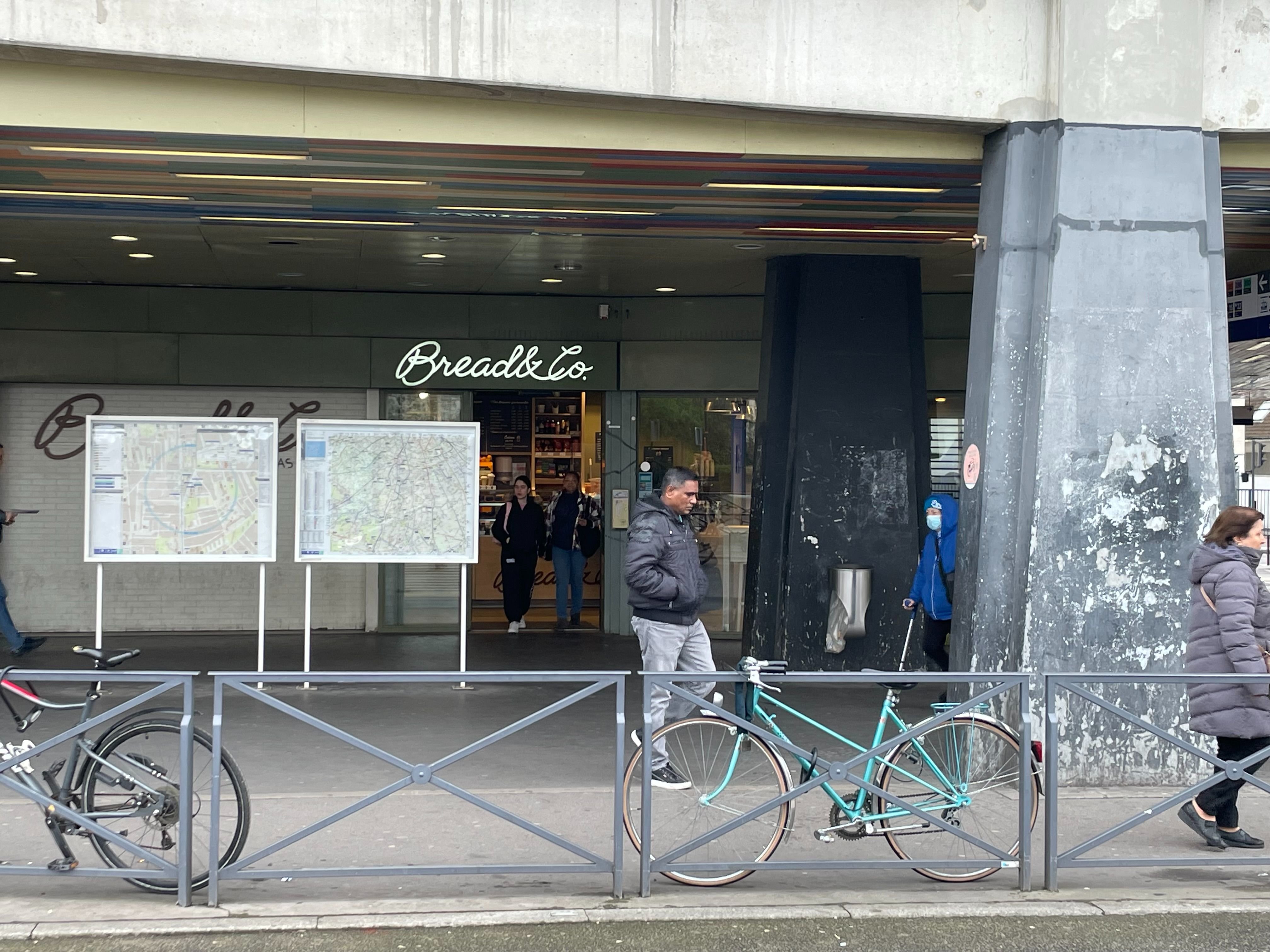 Villejuif (Val-de-Marne), vendredi matin. Un homme a été attaqué et poignardé à la sortie de la station de métro Louis-Aragon, le long de la barrière, avant de se réfugier dans le café (en arrière plan). LP/Sylvain Deleuze