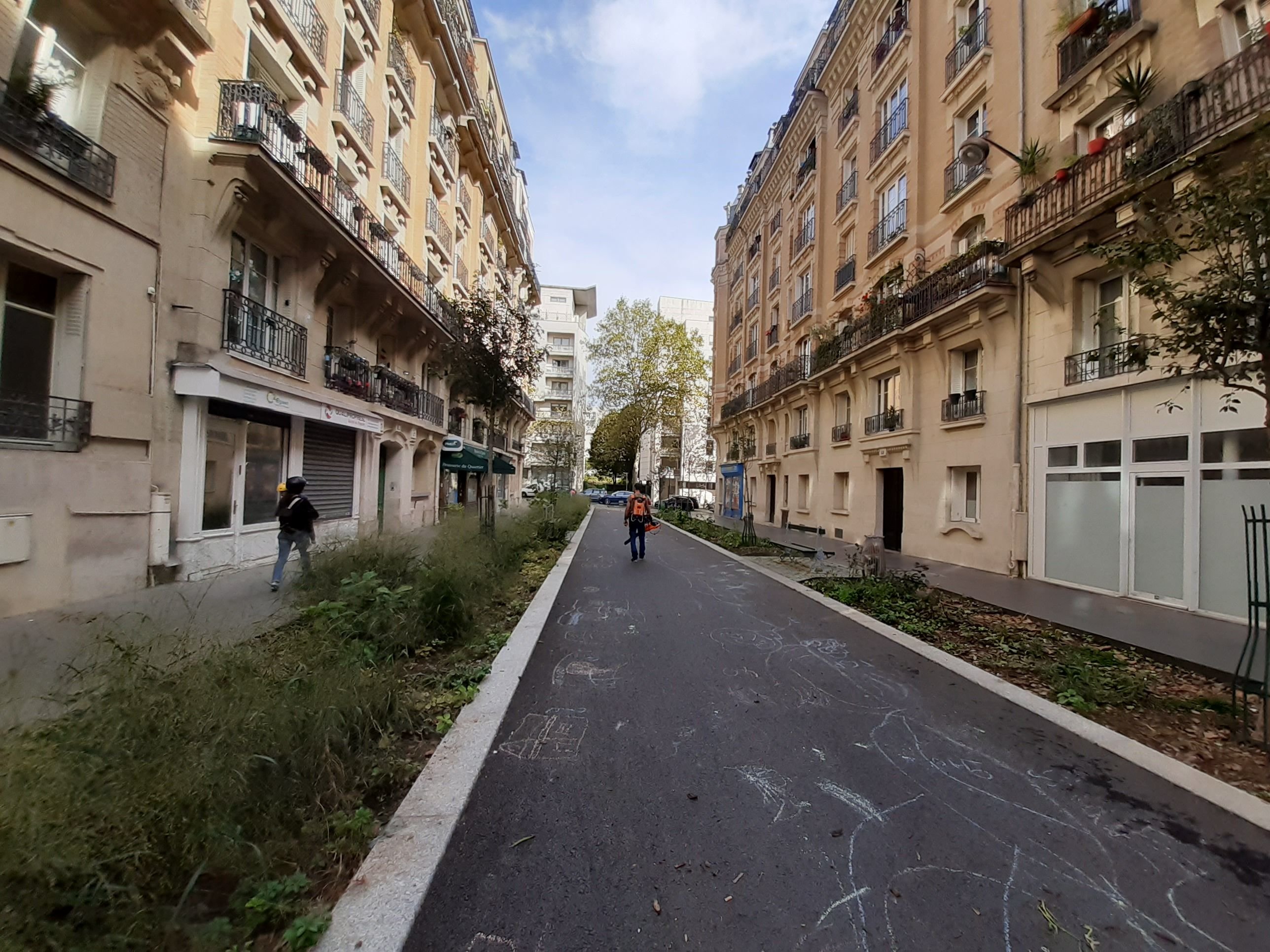 Arbres et bandes de végétation plantées en pleine terre sont de rigueur dans les rues-jardin. LP/P.B.