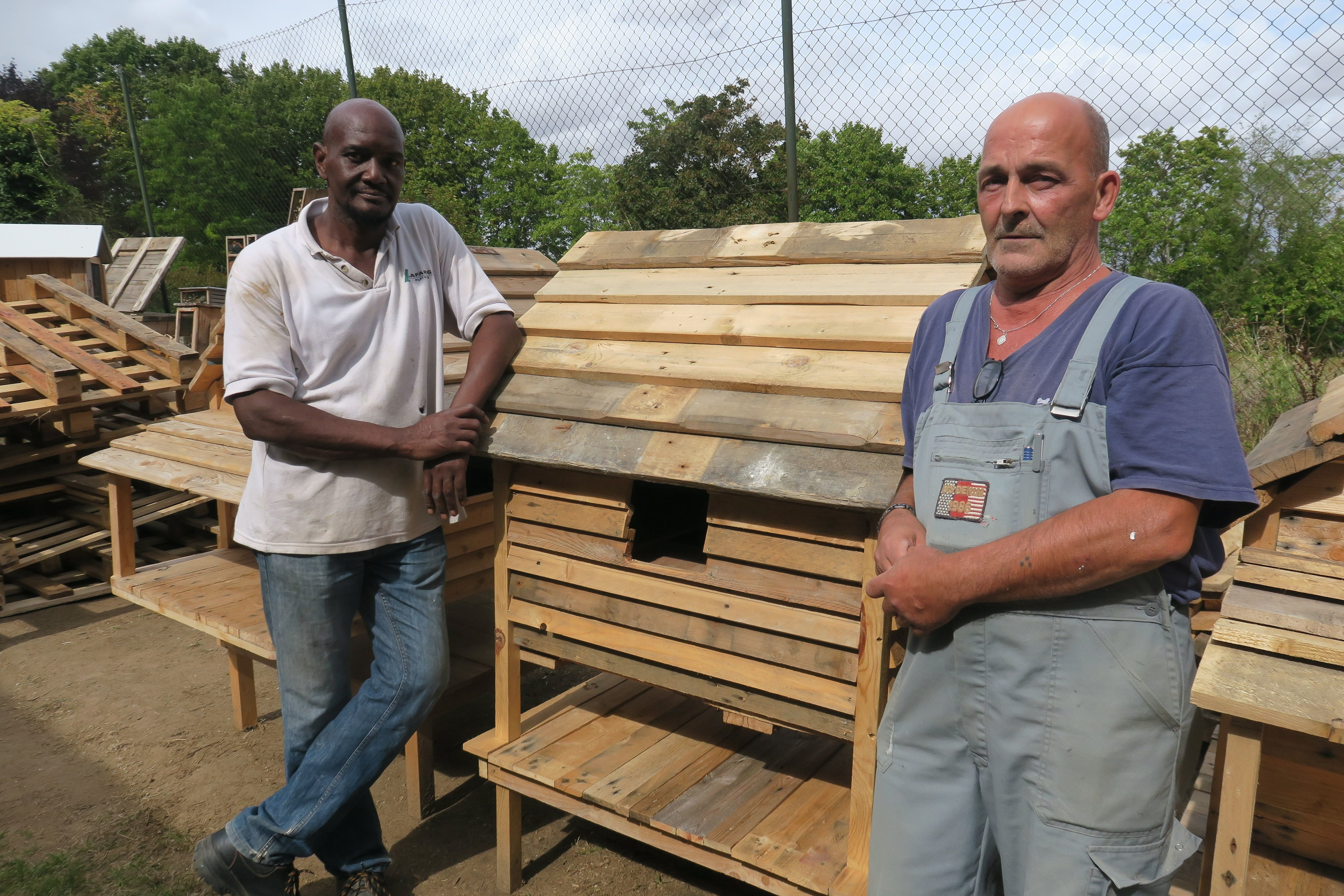Beauvais (Oise), le 8 septembre 2022. Edmar et Emile, deux travailleurs en insertion, ont fabriqué les cabanes pour chats errants commandées par la mairie de Beauvais, avec du bois de récupération. LP/Octave Odola
