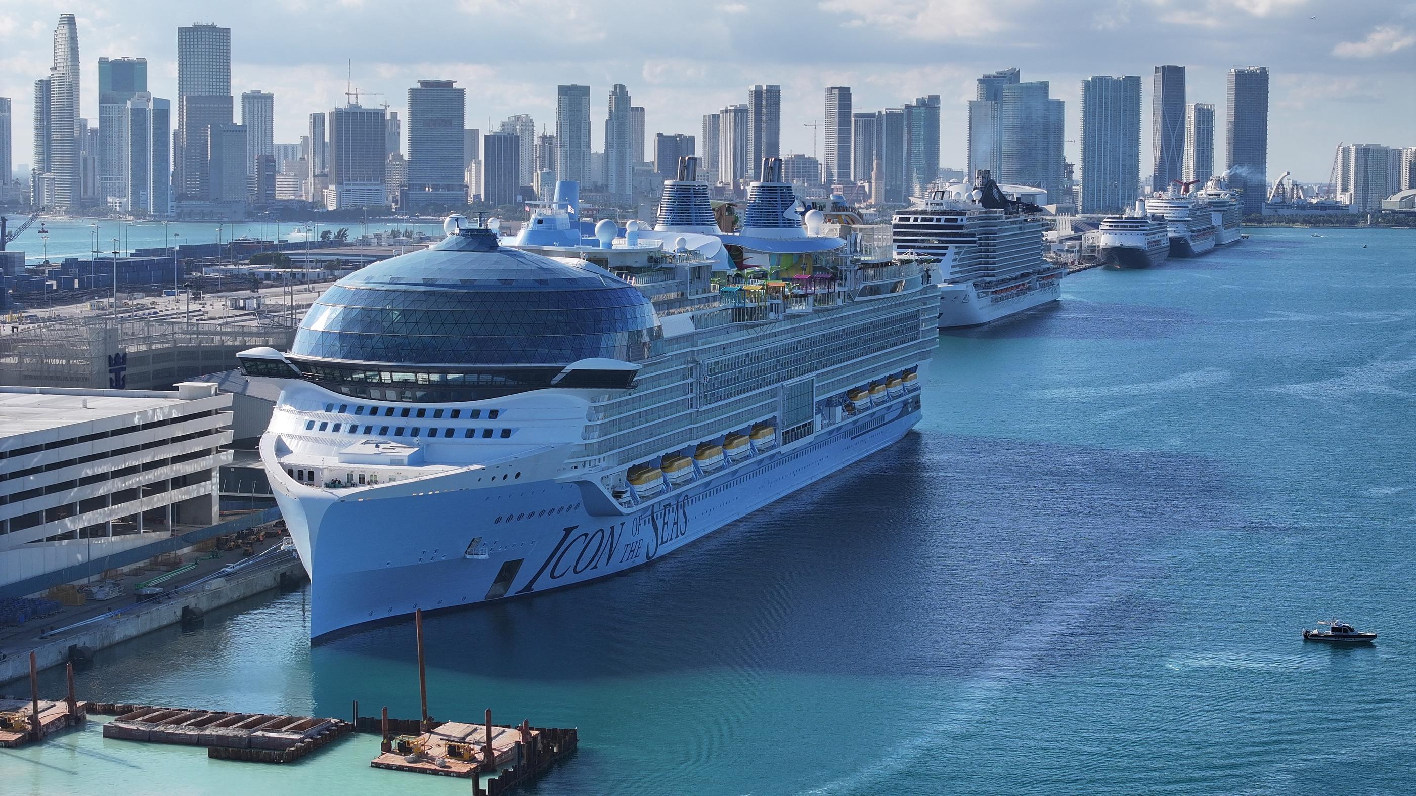 Miami (États-Unis), le 3 février 2024. L’« Icon of the Seas », le plus gros paquebot du monde, peut transporter jusqu'à 7 600 voyageurs, l'équivalent de trois « Titanic ». Getty Images via AFP/Joe Raedle