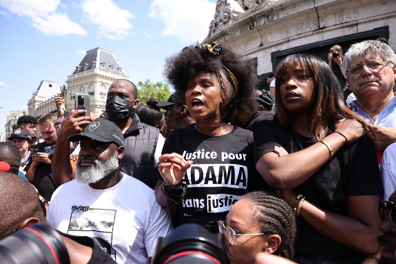 Malgré l’interdiction prononcée par la préfecture, près de 2000 personnes se sont rassemblées le 8 juillet 2023 à Paris en mémoire d'Adama Traoré, dont sa sœur Assa (au centre). LP/Olivier Arandel