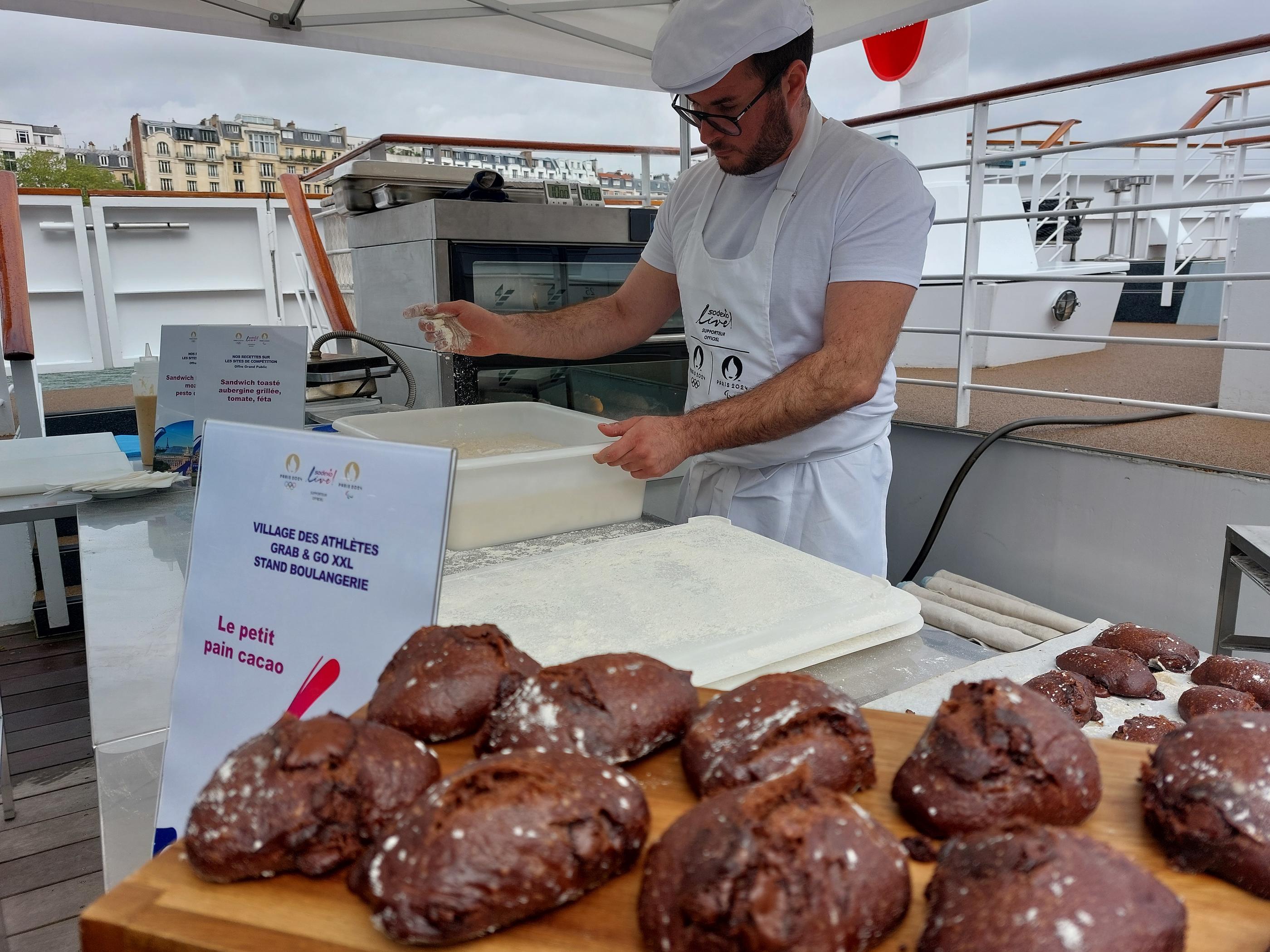 Au village olympique, un atelier boulangerie fabriquera, outre un petit pain cacao, entre 600 et 800 baguettes quotidiennement destinées aux sandwichs. LP/ Jean-Baptiste Quentin