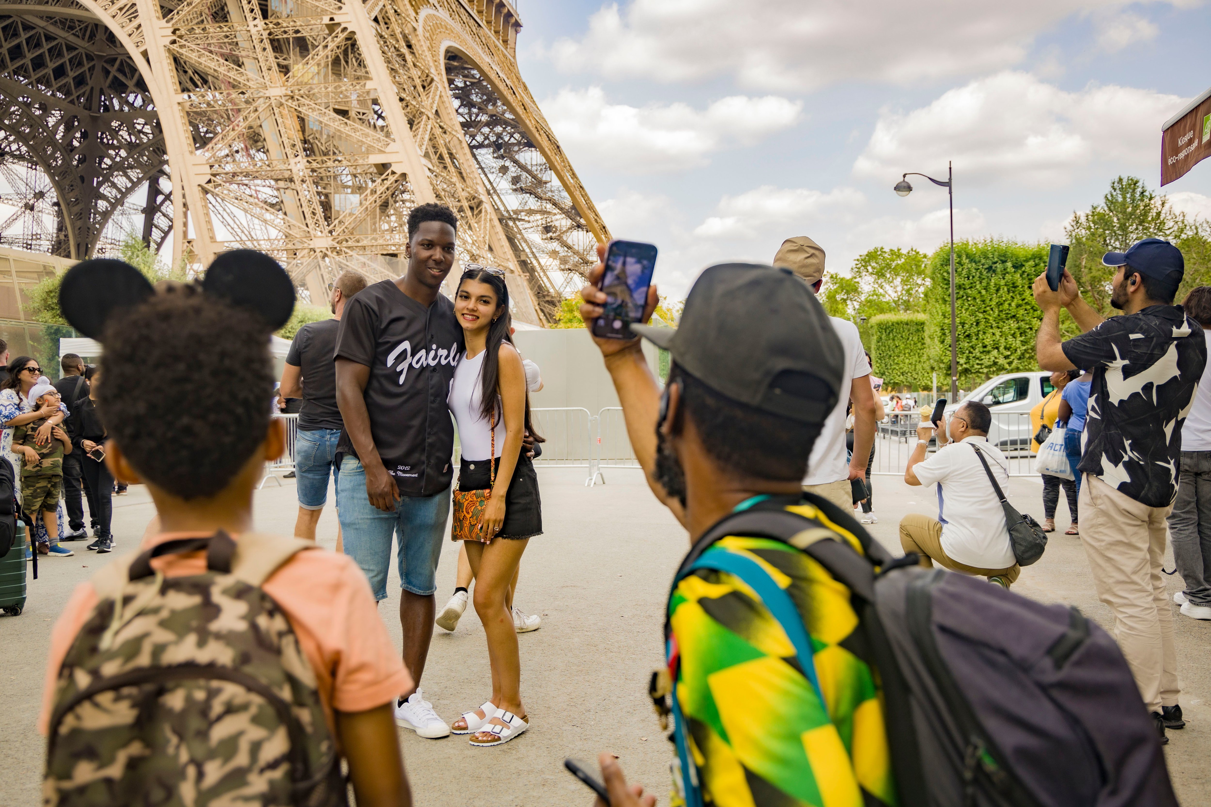 Paris, le 24 juillet. Devant la tour Eiffel, les touristes immortalisent leur venue à l'occasion des Jeux olympiques. LP/Alexandre Delaitre