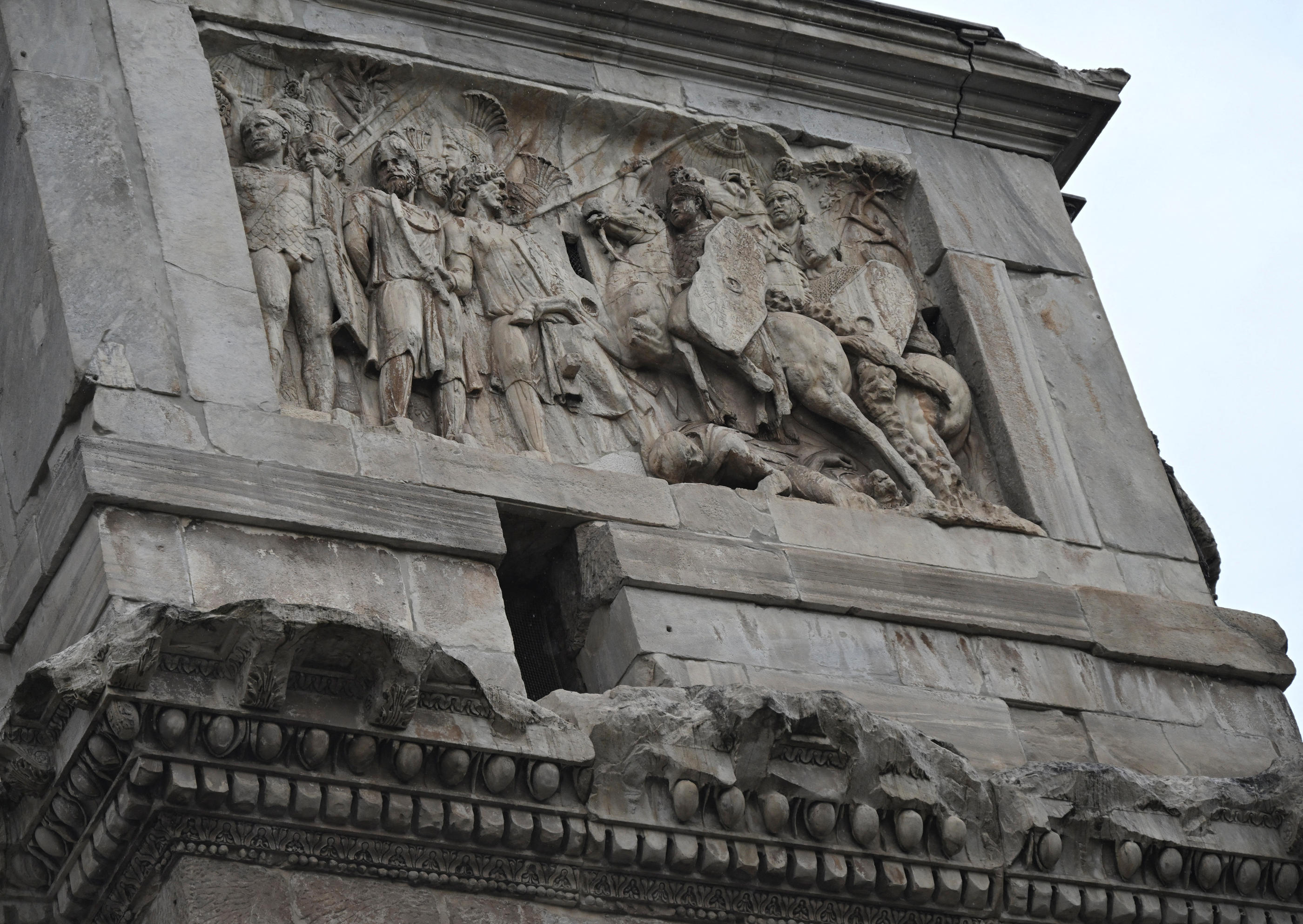 L’arc de Constantin, situé près du Colisée à Rome, a été endommagé par la foudre mardi lors d’un violent orage. REUTERS/Alberto Lingria