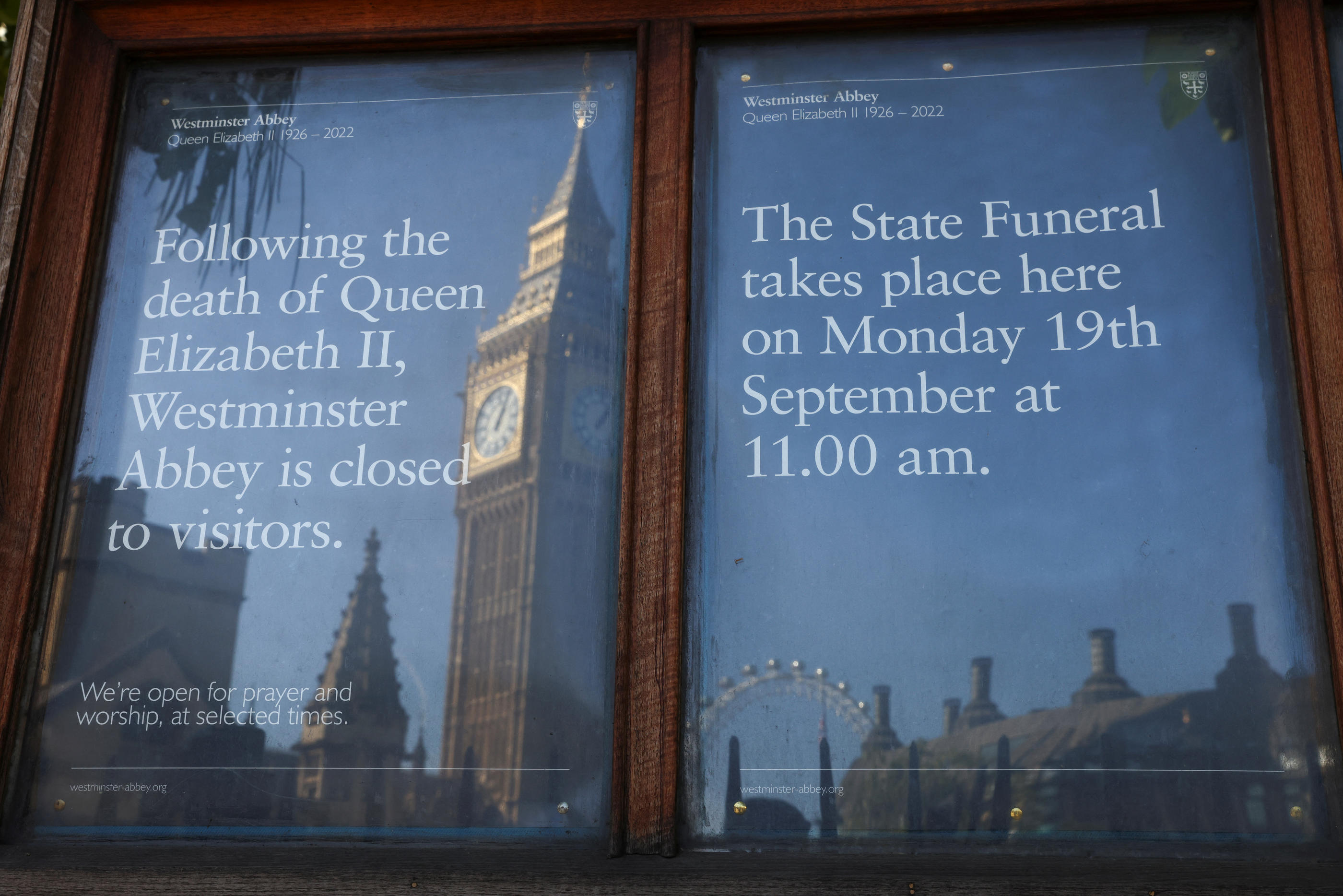 Un panneau annonce la fermeture de l'abbaye de Westminster en raison du décès de la reine Elizabeth, le 17 septembre 2022. REUTERS/Tom Nicholson