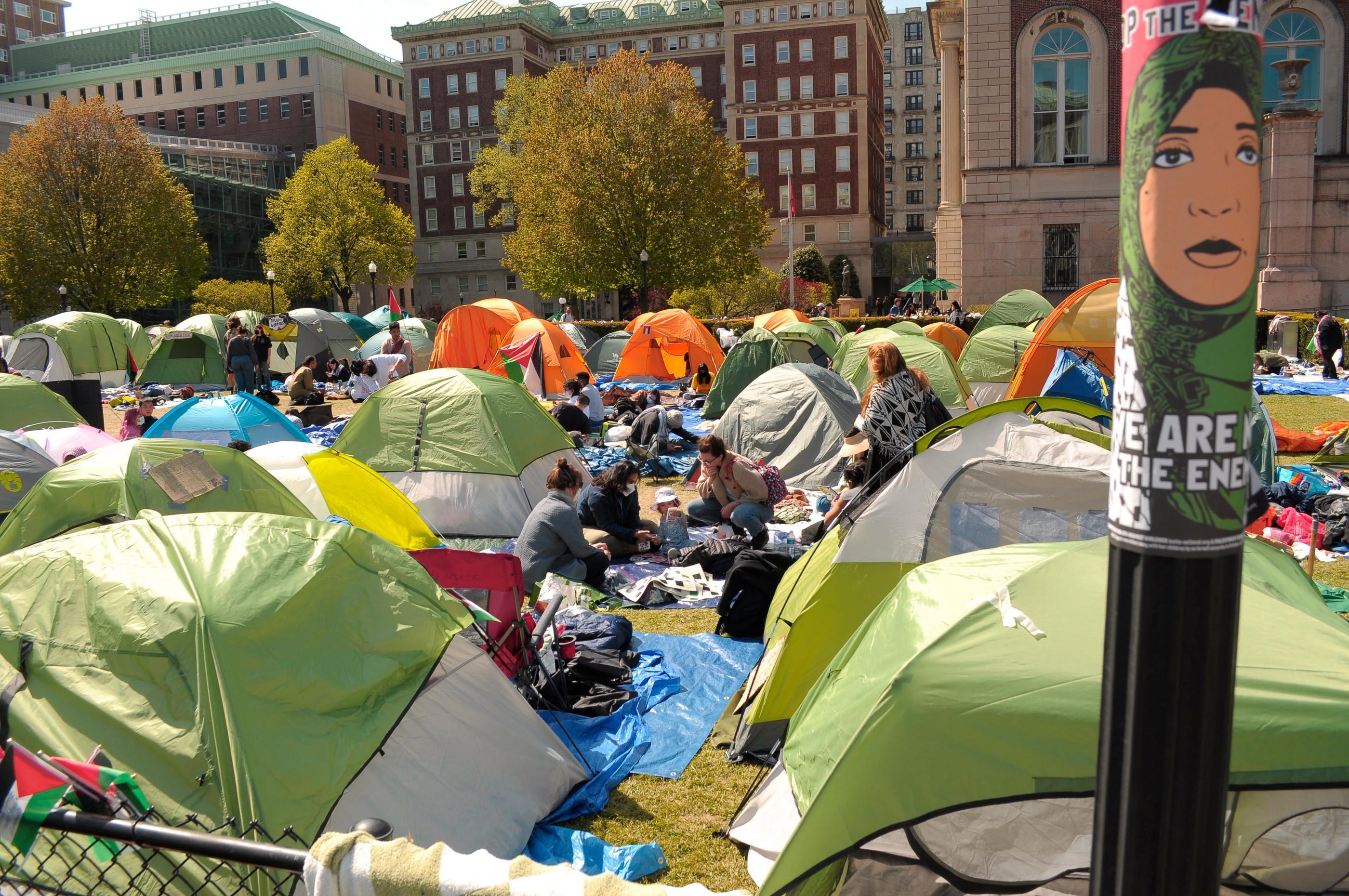 Vendredi, des étudiants propalestiniens discutent au milieu des tentes plantées sur le campus de Columbia, à New-York. MaxPPP/Zumapress.com/Jimin Kim