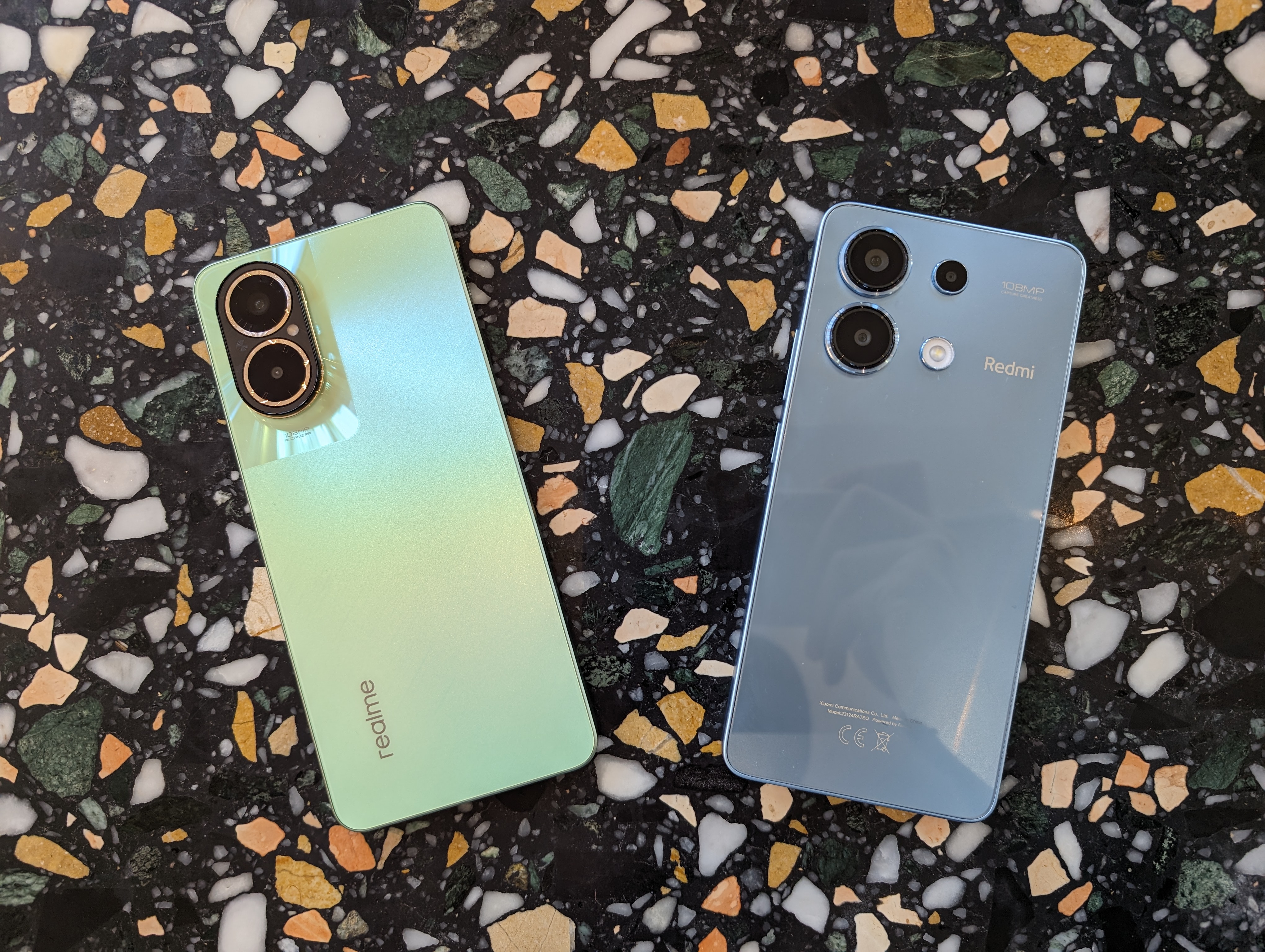 Le Realme C67 (à gauche) et le Redmi Note 13-4G sont deux téléphones plutôt encombrants. Mais leur prise en main reste agréable. LP/Adrien Lablanche