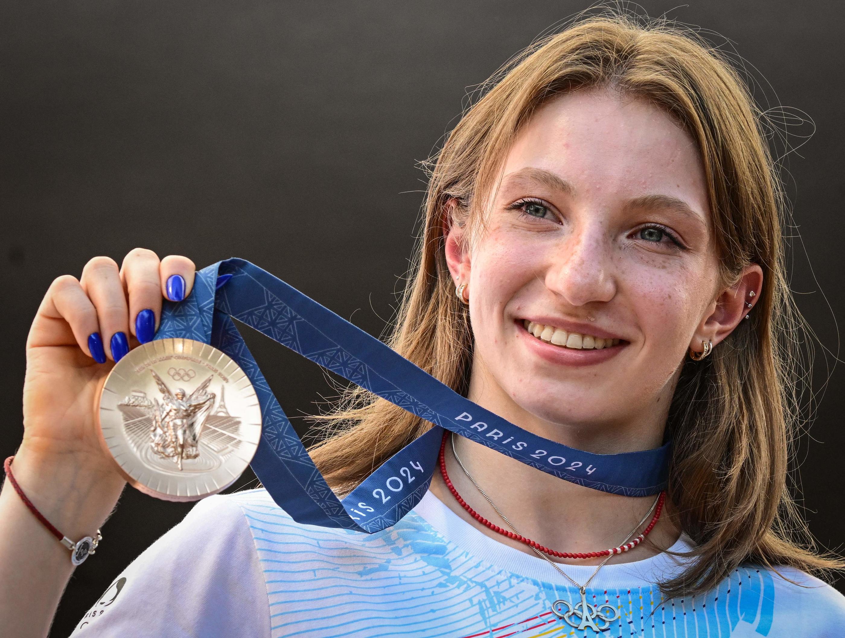 La gymnaste roumaine Ana Barbosu a reçu sa médaille de bonze onze jours après l’épreuve individuelle de gymnastique au sol. AFP/Daniel Mihailescu