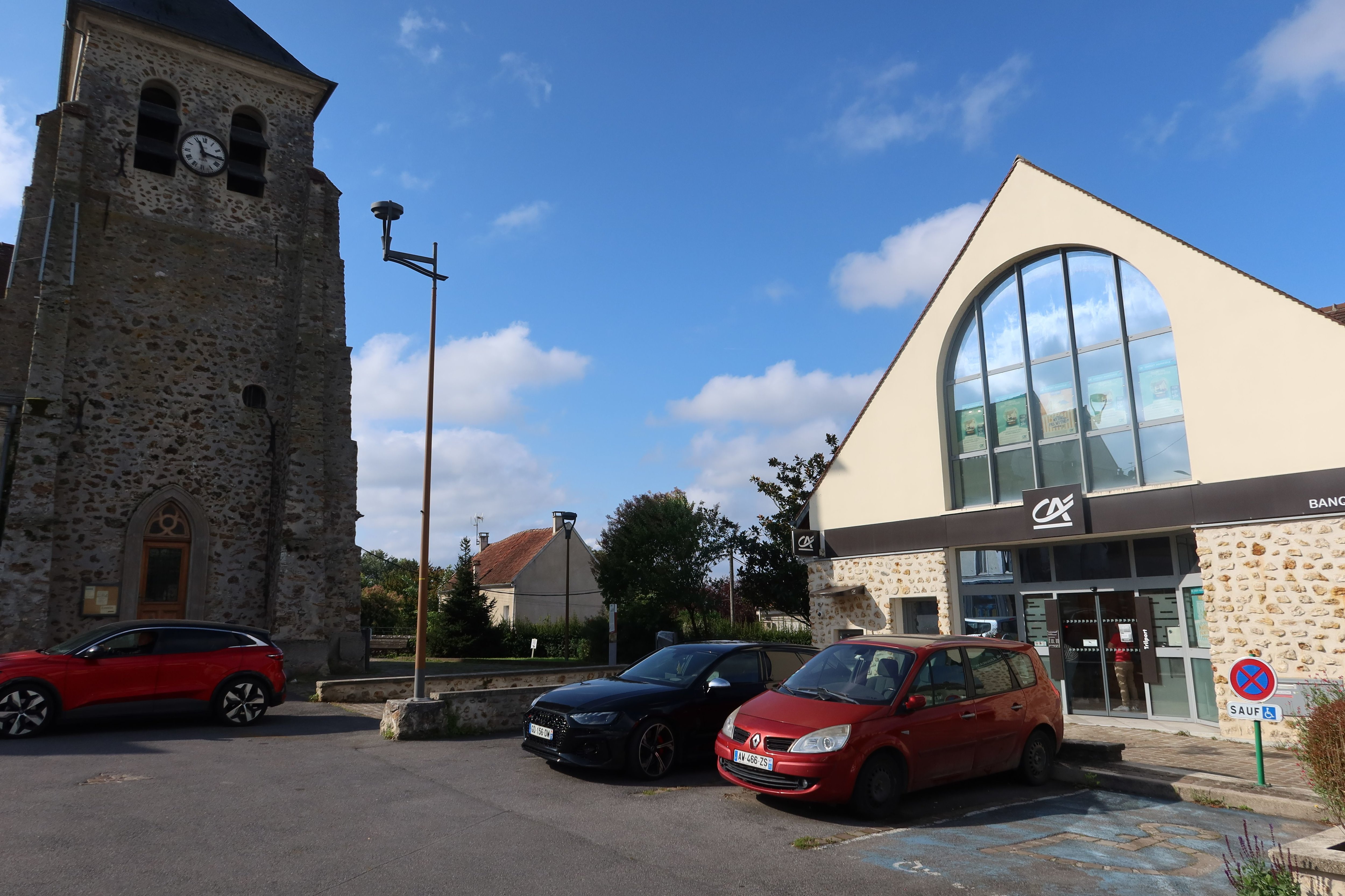 Trilport (Seine-et-Marne), mardi 17 septembre 2024. Un homme a donné plusieurs coups de couteau à son ancienne compagne qu'il avait attendue devant l'agence bancaire face à l'église Saint-Pierre-Saint-Paul. LP/Sébastien Roselé