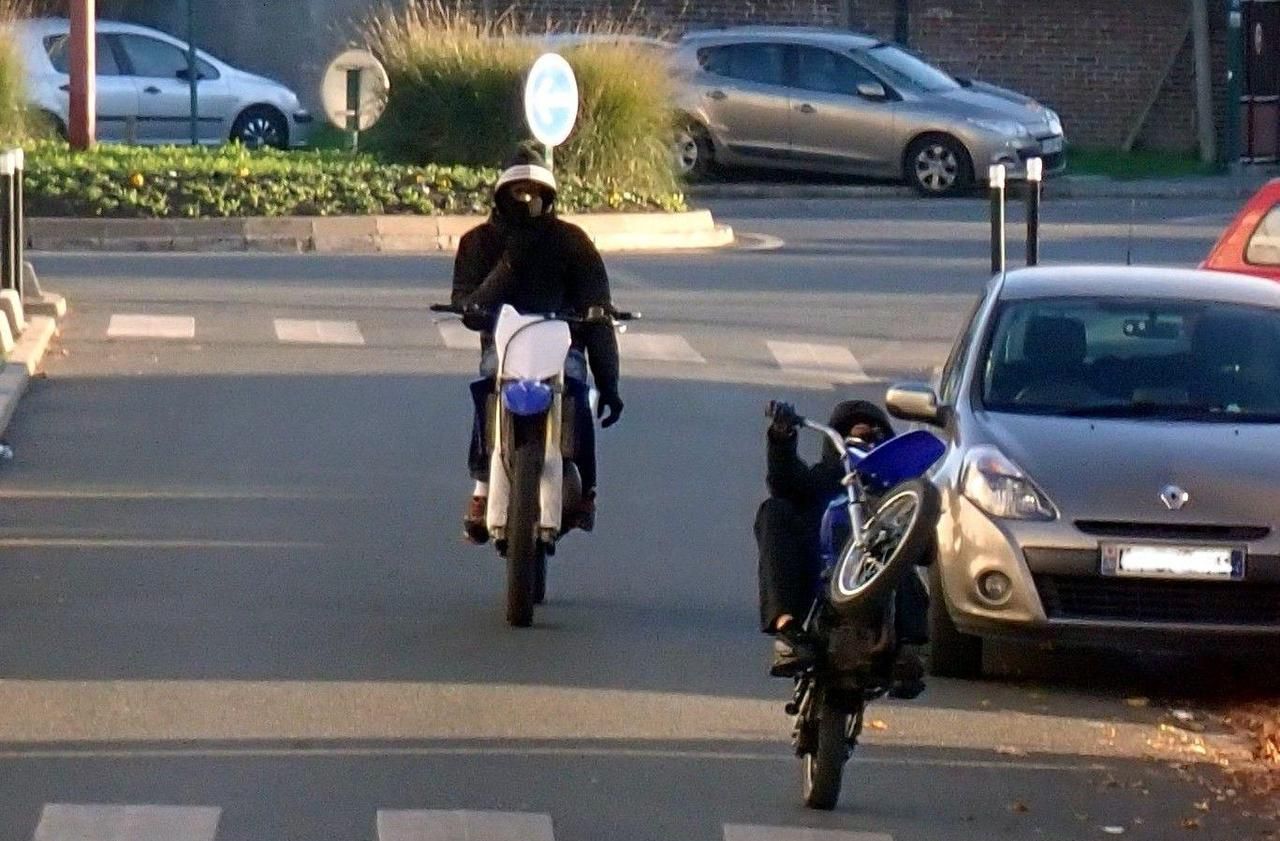 <b></b> Les riverains en ont ras-le-bol des rodéos à moto, comme ici dans le quartier de la Fauconnière, à Gonesse.