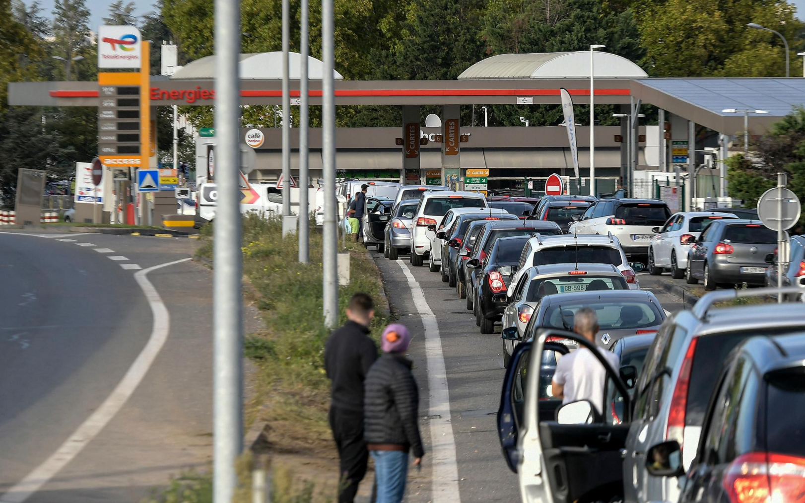 À Bron, près de Lyon (Rhône) le 9 octobre 2022. Des dizaines de voitures patientent pour faire le plein de carburant devant une station service Total. PhotoPQR/Le Progrès/Maxime Jegat